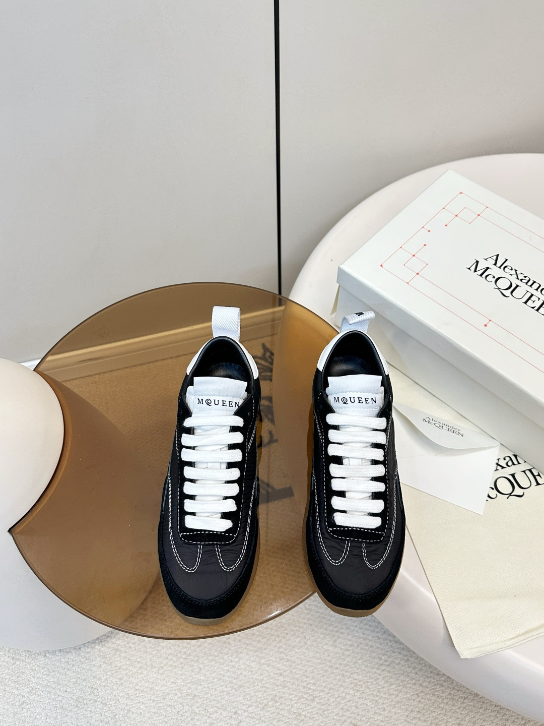 NO:707727,McQueen 26ss new McQueen EC1 moral training shoes, casual sports shoes (men's size) McQueen EC1 moral training shoes, 2026 early spring series, retro Forrest Gump shoes are super stylish!  The raw rubber outsole is wear-resistant and lightweight, making it stress-free for daily wear. It can be easily worn with jeans and sweatpants. It is the same style for men and women, comfortable and versatile, low-key and brand-conscious. The small logo on the tongue is very recognizable, making it a hot item recently!  Upper suede + fabric splicing, inner padding sheepskin, size female 35-40 (40 customized) male 39-44 (45 customized), casual shoes/sports shoes, alexander mcqueen, sneakers, jeans, sheepskin, chamois leather19860909McQueen 26ss新品麦昆EC1德训鞋 休闲运动鞋（男码） McQueen EC1德训鞋,2026早春系列,复古阿甘鞋型超有范！ 生胶大底耐磨又轻便,日常穿搭无压力,牛仔裤、运动裤都能轻松驾驭艹.男女同款,舒适百搭,低调又有品牌感,鞋舌小标超有辨识度,是近期超火的热门单品！ 鞋面麂皮＋织物拼接 内里垫脚羊皮 码数女35-40（40订做） 男39-44（45订做）,休闲鞋/运动鞋,alexander mcqueen,sneakers,jeans,sheepskin,chamois leather,Women's Shoes