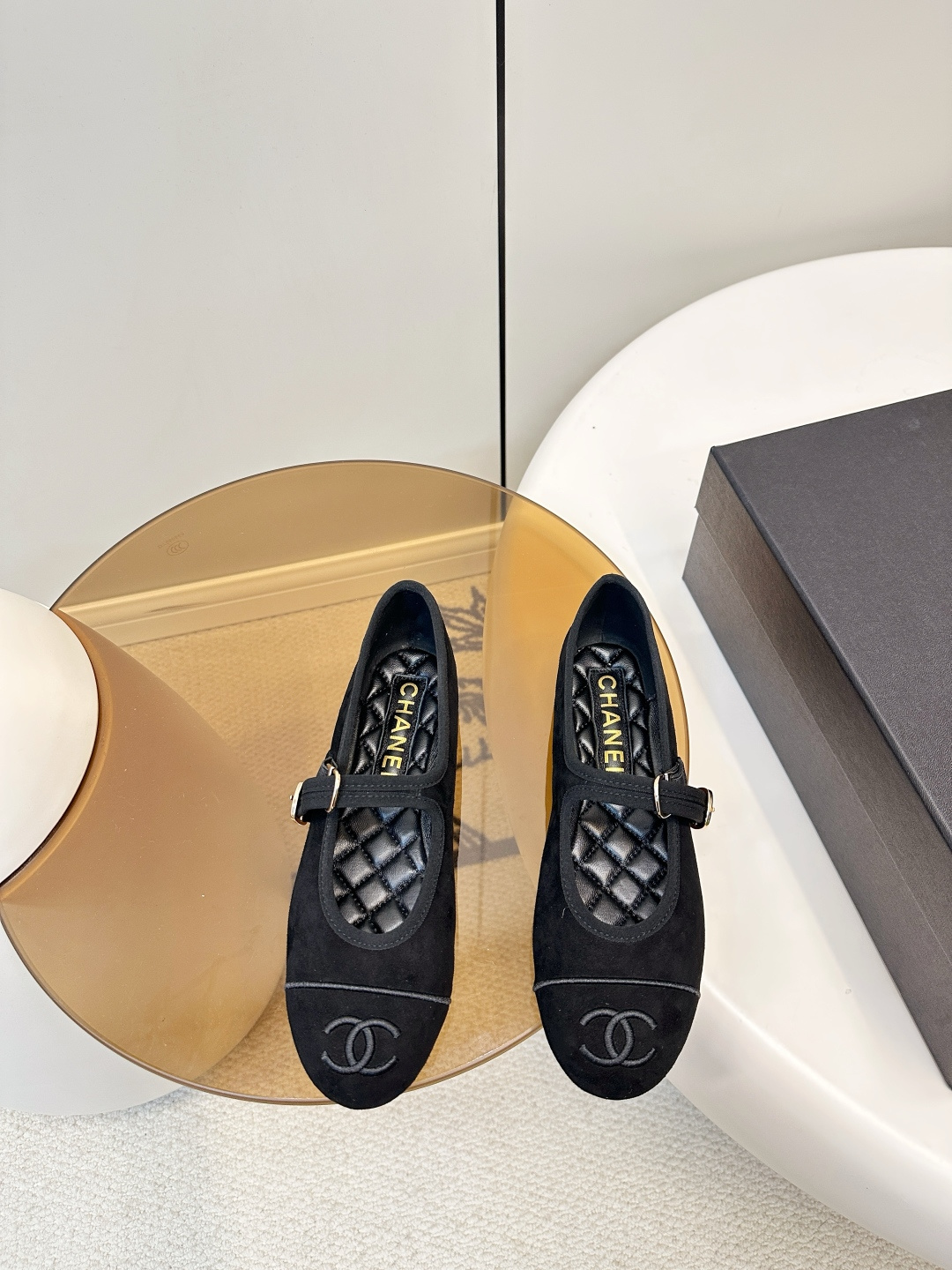 NO:707734,Chanel｜Chanel French Retro Mary Jane Shoes This Mary Jane shoe adopts French retro design, with double logo embroidery on the toe, and is full of details. The one-word buckle design is easy and stable to put on and take off, and the flat bottom structure is suitable for commuting or long walks. The overall style is elegant and retro, and can be easily worn in skirts and trousers. It is very suitable for spring and summer, and can easily create a French atmosphere. The upper is made of deerskin, which is soft and comfortable, gentle and versatile, and the lining is all sheepskin lining and foot pads.  Italian leather sole, size 35-40 (40.41 customized), ballet shoes, chanel, chanel, mary jane, skirts, sheepskin19860909Chanel｜香奈儿法式复古玛丽珍单鞋 这款玛丽珍单鞋采用法式复古设计,鞋头双Clogo刺绣点缀,细节感满满.一字扣带设计,穿脱方便又稳固,平底结构适合通勤或长时间行走.整体风格优雅复古,裙装裤装都能轻松驾驭,春夏季节穿搭超合适,轻松打造法式氛围感. 鞋面鹿皮材质柔软舒适,温柔百搭, 内里全羊皮内里、垫脚绵羊皮 意大利真皮底 码数35-40（40.41订做）,芭蕾舞鞋,chanel,chanel,mary jane,skirts,sheepskin,Women's Shoes