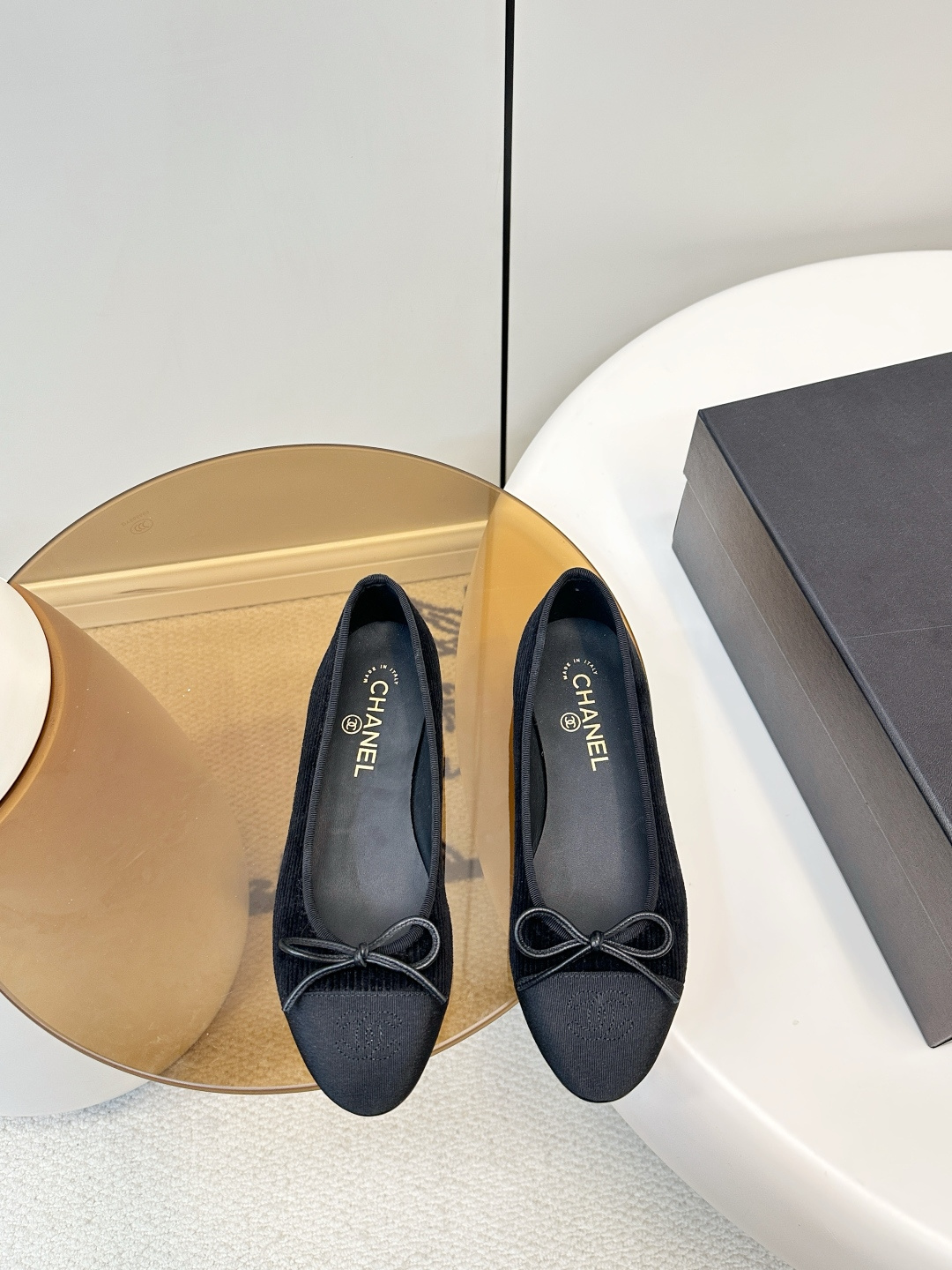 NO:707736,Chanel 26X velvet ballet shoes Chanel 26X series velvet ballet shoes, embellished with bows, elegant and romantic, shallow round toe design, comfortable and beautiful, easy to wear in daily life or festivals. The 26X series is the first Christmas holiday limited edition launched by Chanel, full of festive atmosphere. The velvet material has its own luxurious temperament, and when paired with a skirt or coat, it can easily enhance the sophistication of the outfit. It is a must-have fashion item in autumn and winter!  Velvet upper, soft and delicate, full of luster, sheepskin lining, Italian leather sole, size 35-40 (40.41 customized), ballet shoes, chanel, chanel, skirts, sheepskin19860909Chanel 26X丝绒芭蕾舞鞋 Chanel 26X系列丝绒芭蕾舞鞋,.蝴蝶结点缀,优雅浪漫,浅口圆头设计,舒适又美观,日常或节日都能轻松驾驭.26X系列是香奈儿首次推出的圣诞假日限定,节日氛围感拉满.丝绒材质自带奢华气质,搭配裙装或大衣,轻松提升穿搭精致度,是秋冬必入的时尚单品！ 丝绒鞋面,柔软细腻,光泽感满满 内里羊皮、 意大利真皮底 码数35-40（40.41订做）,芭蕾舞鞋,chanel,chanel,skirts,sheepskin,Women's Shoes