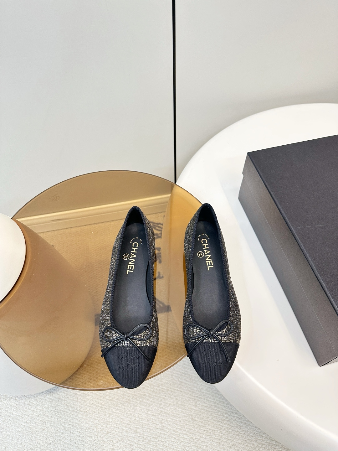 NO:707742,Chanel 26X Woolen Cloth Ballet Shoes Chanel 26X Series Woolen Cloth Ballet Shoes, embellished with bows, elegant and romantic, shallow round toe design, comfortable and beautiful, can be easily worn in daily life or festivals. The 26X series is the first Christmas holiday limited edition launched by Chanel, full of festive atmosphere. The velvet material has its own luxurious temperament, and when paired with a skirt or coat, it can easily enhance the sophistication of the outfit. It is a must-have fashion item in autumn and winter!  Customized woolen fabric at the upper counter, sheepskin lining, Italian genuine leather sole, size 35-40 (customized at 40.41), ballet shoes, chanel, chanel, skirts, sheepskin19860909Chanel 26X 呢子布芭蕾舞鞋 Chanel 26X系列呢子布芭蕾舞鞋,.蝴蝶结点缀,优雅浪漫,浅口圆头设计,舒适又美观,日常或节日都能轻松驾驭.26X系列是香奈儿首次推出的圣诞假日限定,节日氛围感拉满.丝绒材质自带奢华气质,搭配裙装或大衣,轻松提升穿搭精致度,是秋冬必入的时尚单品！ 鞋面专柜定制呢子布料 内里羊皮、 意大利真皮底 码数35-40（40.41订做）,芭蕾舞鞋,chanel,chanel,skirts,sheepskin,Women's Shoes