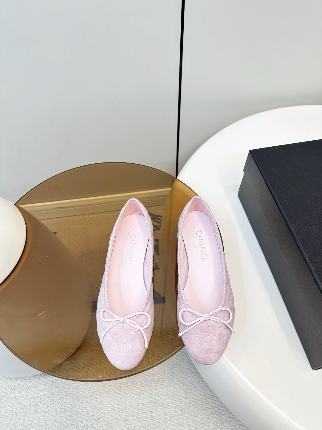 NO:707597,Chanel｜Chanel rhombus color-blocked ballet shoes Chanel classic ballet shoes, rhombus pattern + double C Logo cushion embroidery splicing toe, elegant retro temperament, perfect bow embellishment, ultra-fine, flat design, suitable for daily commuting or leisure. The round toe shallow mouth modifies the foot shape, easy to put on and take off, versatile skirt or trousers, easy to create French elegance. Upper sheepskin/deerskin, lining sheepskin, Italian genuine leather sole  Size 34-42 (34.40.41.42 customized), ballet shoes, chanel, chanel, skirts, sheepskin19860909Chanel｜香奈儿菱格拼色芭蕾舞鞋 香奈儿经典芭蕾舞鞋,菱格纹+双C Logo垫绣拼接鞋头,优雅复古气质满分蝴蝶结点缀超精致,平底设计日常通勤或休闲都很适合.圆头浅口修饰脚型,穿脱方便,百搭裙装或裤装,轻松打造法式优雅风 鞋面羊皮/鹿皮 内里羊皮 意大利真皮底 码数34-42（34.40.41.42订做）,芭蕾舞鞋,chanel,chanel,skirts,sheepskin,Women's Shoes