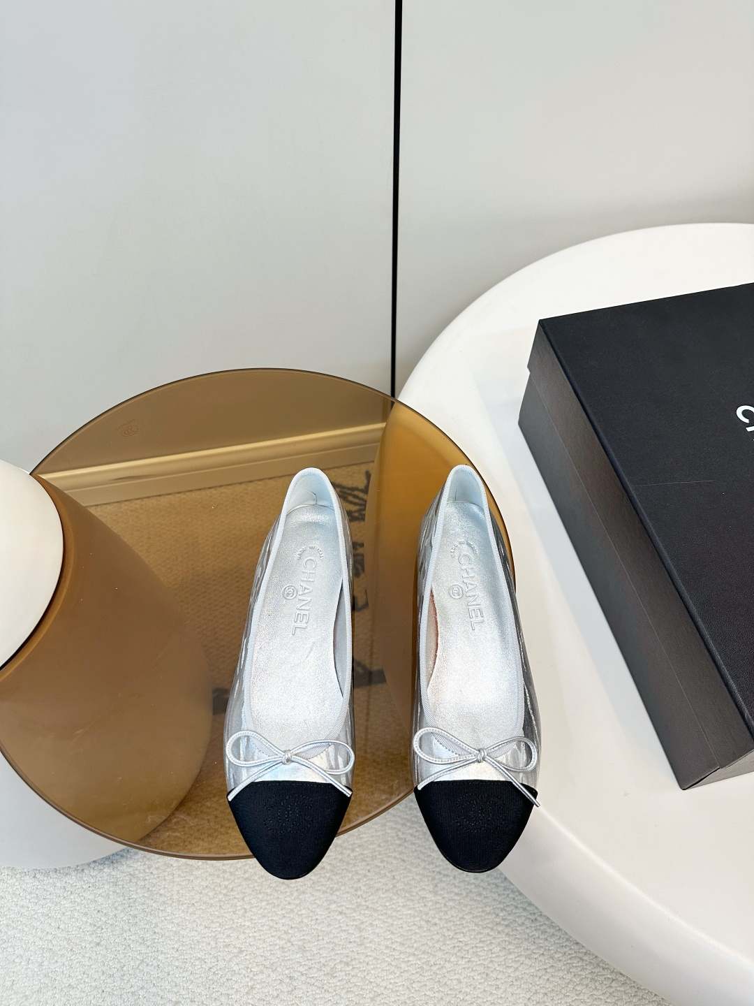 NO:707723,Chanel｜Chanel 25S metallic ballet shoes Chanel 25S metallic ballet shoes, double C embroidered toe splicing, bow embellishment, simple, elegant and super recognizable!  The shoes have a slender shape, round toe design, and breathable lining. They are super comfortable to wear in spring and summer. They are flat and light, and can be easily used for commuting, shopping, and dating. They are full of silver luster and look great with skirts or jeans. They directly add a French romantic atmosphere!  Metallic sheepskin upper, sheepskin lining, Italian leather sole, size 34-42 (customized at 34.40.41.42), ballet shoes, chanel, chanel, skirts, jeans, sheepskin19860909Chanel｜香奈儿25S金属色芭蕾舞鞋 香奈儿25S金属色芭蕾舞鞋,双C刺绣鞋头拼接,蝴蝶结点缀,简约优雅又超有辨识度！鞋型修长,圆头设计,内里透气,春夏穿超舒服～平底轻便,通勤、逛街、约会都能轻松驾驭.银色光泽感满满,搭裙装或牛仔裤都很出彩,法式浪漫氛围感直接拉满！ 鞋面金属色羊皮 内里羊皮里 意大利真皮底 码数34-42（34.40.41.42订做）,芭蕾舞鞋,chanel,chanel,skirts,jeans,sheepskin,Women's Shoes