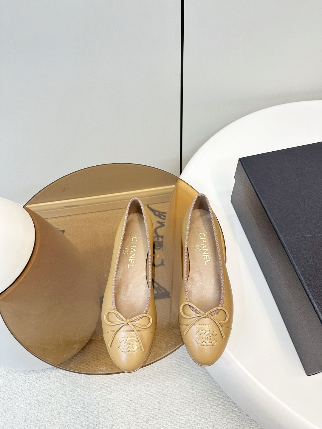 NO:707603,Chanel｜Chanel 25S sheepskin stitched ballet shoes Chanel 25S deerskin color-blocked ballet shoes, double C embroidered toe splicing, bow embellishment, simple, elegant and super recognizable!  The shoes have a slender shape, round toe design, and breathable lining. They are super comfortable to wear in spring and summer. They are flat and light, and can be easily used for commuting, shopping, and dating. They are full of silver luster and look great with skirts or jeans. They directly add a French romantic atmosphere!  Sheepskin upper, sheepskin lining, Italian genuine leather bottom, size 34-42 (customized at 34.40.41.42), ballet shoes, chanel, chanel, skirts, jeans, sheepskin19860909Chanel｜香奈儿25S羊皮拼接芭蕾舞鞋 香奈儿25S鹿皮拼色芭蕾舞鞋,双C刺绣鞋头拼接,蝴蝶结点缀,简约优雅又超有辨识度！鞋型修长,圆头设计,内里透气,春夏穿超舒服～平底轻便,通勤、逛街、约会都能轻松驾驭.银色光泽感满满,搭裙装或牛仔裤都很出彩,法式浪漫氛围感直接拉满！ 鞋面羊皮 内里羊皮里 意大利真皮底 码数34-42（34.40.41.42订做）,芭蕾舞鞋,chanel,chanel,skirts,jeans,sheepskin,Women's Shoes