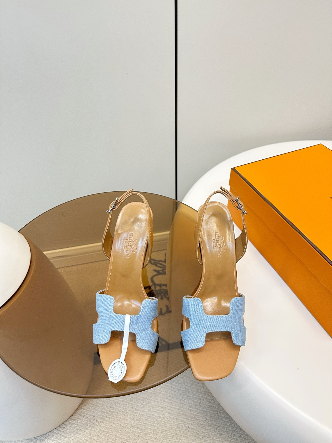 NO:707577,Hermes | Hermès Santorini high-heeled H-shaped sandals. These Hermès Santorini high-heeled sandals have a 10cm stiletto heel design, which is flattering to the legs and comfortable, suitable for long-term wear. Simple one-line strap + adjustable buckle at the heel, secure fit. H-shaped upper is low-key and elegant, versatile skirts or trousers, easily create an intellectual temperament. Made of palm-print cowhide, the texture is fine and durable. Lined sheepskin, Italian genuine leather sole  Size 35-42 (customized at 40.41.42), high heels and sandals, hermes, hermes, sandals, high heels, skirts, cowhide, sheepskin19860909Hermes｜爱马仕Santorini高跟H型凉鞋 这款Hermès Santorini高跟凉鞋,10cm细高跟设计,修饰腿型又舒适,适合长时间穿着.简约一字带+后跟可调节扣带,稳固贴合.H型鞋面低调优雅,百搭裙装或裤装,轻松打造知性气质 采用手掌纹牛皮,质感细腻耐用. 内里羊皮 意大利真皮底 码数35-42（40.41.42订做）,高跟鞋凉鞋,hermes,hermes,sandals,high heels,skirts,cowhide,sheepskin,Women's Shoes