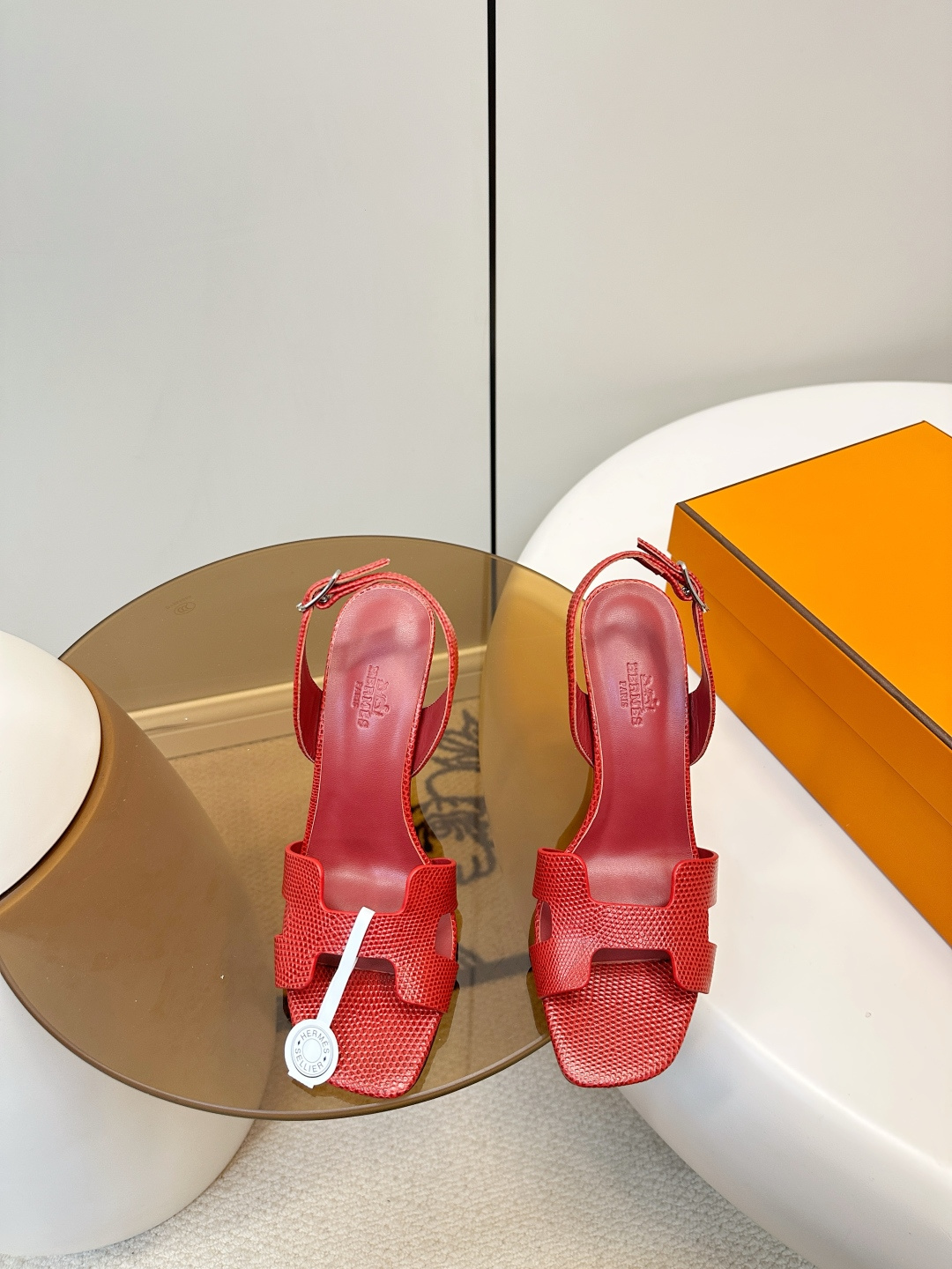 NO:707581,Hermes | Hermès Santorini lizard pattern high-heeled sandals This Hermès Santorini high-heeled sandal has a 10cm stiletto heel design that modifies the shape of the legs and is comfortable, suitable for long-term wear. Simple one-line strap + adjustable buckle at the heel, secure fit. H-shaped upper is low-key and elegant, versatile with skirts or trousers, easy to create an intellectual temperament. Made of lizard pattern cowhide, which is delicate and durable. Lined sheepskin Italian genuine leather sole  Size 35-42 (customized at 40.41.42), high heels and sandals, hermes, hermes, sandals, high heels, skirts, cowhide, sheepskin19860909Hermes｜爱马仕Santorini蜥蜴纹高跟凉鞋 这款Hermès Santorini高跟凉鞋,10cm细高跟设计,修饰腿型又舒适,适合长时间穿着.简约一字带+后跟可调节扣带,稳固贴合.H型鞋面低调优雅,百搭裙装或裤装,轻松打造知性气质 采用蜥蜴纹牛皮质感细腻耐用. 内里羊皮 意大利真皮底 码数35-42（40.41.42订做）,高跟鞋凉鞋,hermes,hermes,sandals,high heels,skirts,cowhide,sheepskin,Women's Shoes