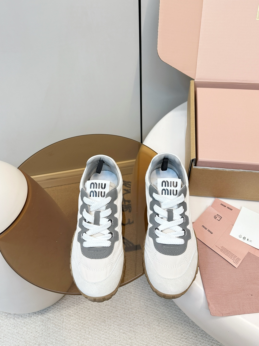 NO:707591,Top version (airplane box set) MiuMiu 26ss early spring new Tire tire shoes Dexun shoes Miu Miu Tire tire shoes, color matching and super versatile, fabric + suede leather stitching, soft and comfortable, no pressure for daily wear!  The tire pattern on the sole + star details are retro and fashionable. There are Miu Miu Logo on the tongue and heel, which is full of brand feeling. It is light and does not scratch your feet, and is also friendly when walking for a long time. It can be easily worn in jeans and skirts, giving you a lazy and casual style!  2026 early spring series, both fashionable and practical, a must-have for fashionistas!  Fabric suede/nylon mesh, sheepskin lining, outsole, original molded TPU rubber sole, size 35-40 (customized for 40, 41), casual shoes/sports shoes, miumiu, sneakers, skirts, jeans, sheepskin19860909顶级版本（飞机盒套装） MiuMiu 26ss早春新品Tyre轮胎鞋 德训鞋 Miu Miu Tyre轮胎鞋,拼色超百搭,织物+绒面皮革拼接,柔软舒适,日常穿搭无压力！鞋底轮胎纹路+星星细节,复古又时髦.鞋舌和后跟有Miu Miu Logo,品牌感满满.轻便不磨脚,长时间走路也很友好,牛仔裤、裙装都能轻松驾驭,慵懒随性风get！2026早春系列,时尚实用兼备,潮人必入！ 面料反绒皮/尼龙网布 内里羊皮 大底原版开模TPU橡胶鞋底 码数35-40（40、41订做）,休闲鞋/运动鞋,miumiu,sneakers,skirts,jeans,sheepskin,Women's Shoes