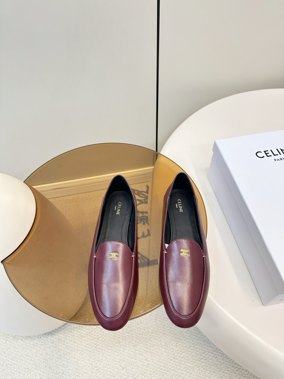 NO:707589,CELINE 26 new product loafers and heel shoes. CELINE 26 new loafers, embellished with 3D bronzing technology, simple, elegant and textured. Round toe design + one-step, super convenient to put on and take off, OK for daily commuting!  The soles are light and comfortable, so you won’t feel tired after walking for a long time. Classic and versatile, you can wear skirts and trousers as you like, and you can easily switch styles. Old money style + minimalist design, comfortable and fashionable, it is a classic choice of CELINE!  Made of soft lambskin, lining sheepskin, Italian genuine leather bottom, size 35-40 (customized at 40.41), loafers, celine, loafers, skirts, sheepskin19860909CELINE 26新品 乐福鞋 踩跟单鞋 CELINE 26新款乐福鞋,3D烫金工艺点缀,简约优雅又有质感.圆头设计+一脚蹬,穿脱超方便,通勤日常都OK！鞋底轻便舒适,长时间走路也不累.经典百搭,裙装裤装随心搭,轻松切换风格.老钱风+极简设计,舒适又时髦,是CELINE经典之选！ 选用柔软小羊皮, 内里羊皮 意大利真皮底 码数35-40（40.41订做）,乐福鞋,celine,loafers,skirts,sheepskin,Women's Shoes