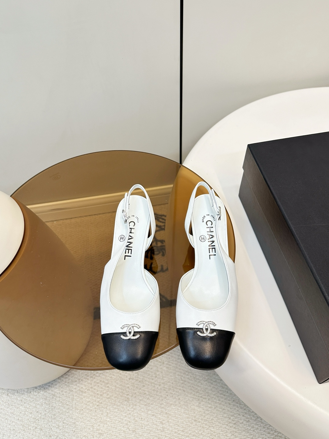 NO:707583,Chanel｜Chanel back empty high-heeled sandals Chanel autumn Ma high-heeled sandals, with diamond-encrusted silver double C logo, are very recognizable. The thick heel design is comfortable and elegant, and can be easily used for daily commuting or formal occasions. The empty back straps are retro and fashionable, and can be worn with skirts and trousers to easily enhance your temperament. The upper is made of sheepskin and has a great texture!  Sheepskin lining!  Italian leather sole!  Heel height 5cm/9cm, size 35-40 (40.41 customized), sandals, chanel, chanel, sandals, skirts, sheepskin19860909Chanel｜香奈儿后空高跟凉鞋 香奈儿秋季玛高跟凉鞋,镶钻银色双C标志超有辨识度.粗跟设计,舒适又优雅,日常通勤或正式场合都能轻松驾驭.后空绑带,复古又时髦,裙装裤装都能搭,轻松提升气质. 鞋面绵羊皮、质感超级棒！ 内里羊皮！ 意大利真皮底！ 跟高5cm/9cm 码数35-40（40.41订做）,凉鞋,chanel,chanel,sandals,skirts,sheepskin,Women's Shoes