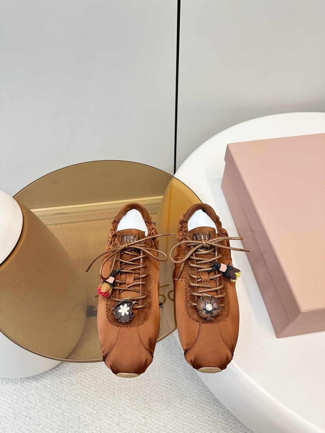 NO:707580,[Top version + airplane box + fasteners] MiuMiu｜Miu Miu 25 new satin ballet training shoes Miu Miu  The Plume series of satin ballet training shoes combine the silhouette of training shoes with the elegance of ballet shoes. The shoe body is made of satin + suede stitching, full of luster, and the pleat details are very recognizable. The light-colored rubber flat bottom is super comfortable for daily wear. It can easily create a fashionable ballet style whether in skirts or trousers. It is a popular item of Miu Miu!  Fabric: silk satin, sheepskin latex feet, size 35-40 (customized at 40.41), ballet shoes, miumiu, skirts, sheepskin, real silk, silk fabric, chamois leather19860909【顶级版本+飞机盒+扣件】 MiuMiu｜缪缪25新品绸缎面芭蕾德训鞋 Miu Miu Plume系列缎面芭蕾德训鞋,将德训鞋轮廓和芭蕾舞鞋优雅感融合,鞋身缎面＋麂皮拼接,光泽感满满,褶皱细节超有辨识度f《.浅色橡胶平底,日常穿超舒适,无论裙装还是裤装都能轻松打造芭蕾风时髦感,是Miu Miu热门单品！ 面料真丝绸缎面 羊皮乳胶垫脚 码数35-40（40.41订做）,芭蕾舞鞋,miumiu,skirts,sheepskin,real silk,silk fabric,chamois leather,Women's Shoes