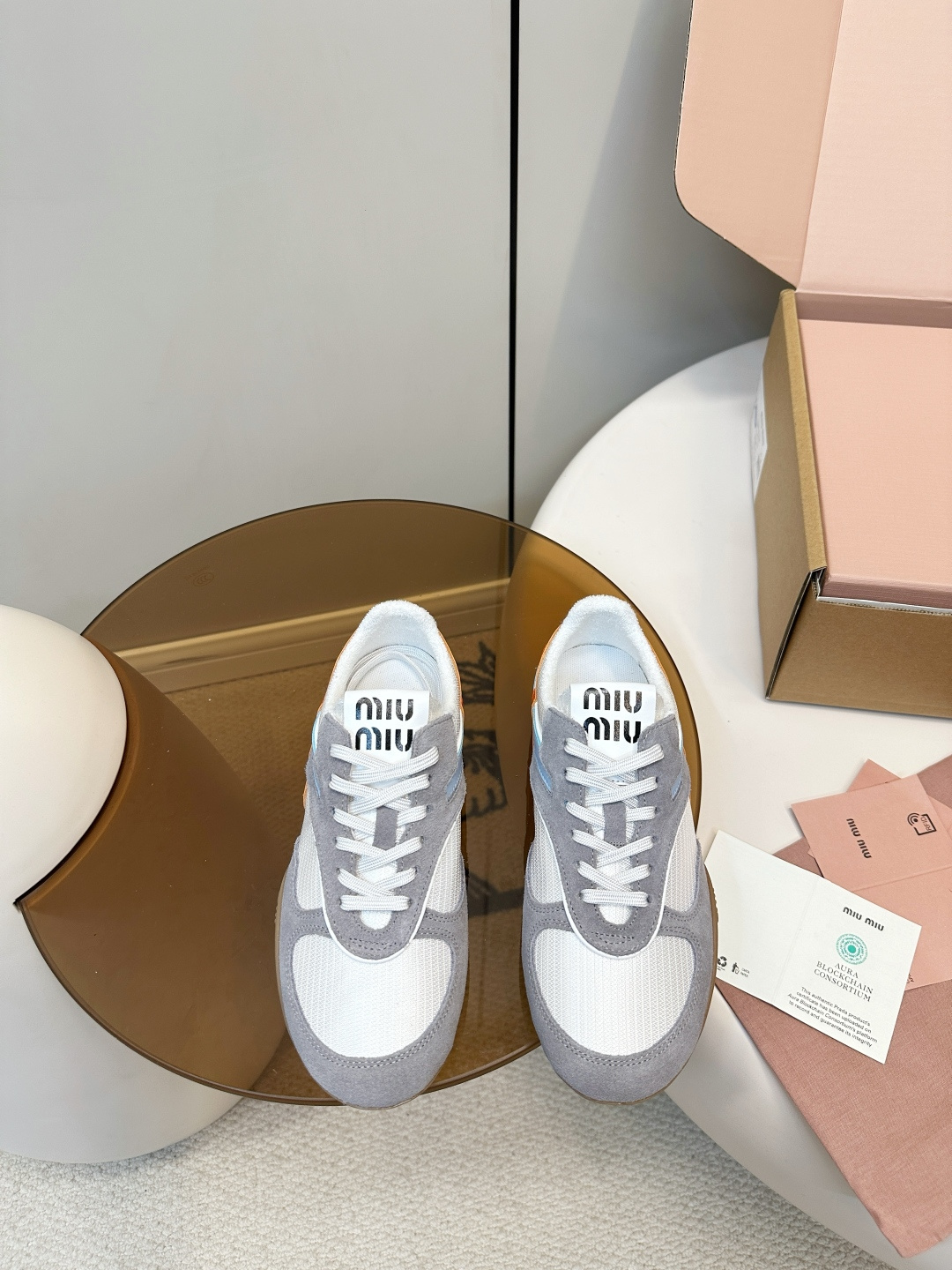 NO:707569,Top version Miumiu｜Miu Miu's 2026 autumn and winter new couple's contrasting color mesh casual moral training shoes, upgraded version (men's size) Miu Miu This pair of sneakers was revealed at Miu Miu's big show and has since become popular on major purchasing official websites around the world. It is simple, casual and can reflect the beauty of tannins. The whole pair of shoes has a simple and fashionable design, is very light on the feet and is versatile!  Fabric: nubuck leather/stained cowhide/breathable mesh lining: terry cloth lining, sheepskin feet Original molded rubber outsole Size: 35-40, casual shoes/sports shoes, miumiu, sneakers, cowhide, sheepskin19860909顶级版本 Miumiu｜缪缪2026秋冬新品情侣款撞色网布休闲德训鞋 升级版（男码） Miu Miu 缪缪大秀上爆出的这双球鞋 后全球各大代购官网火爆上市. 简单很随意不羁又能体现单宁美感,整双鞋子设计简约时尚,上脚非常轻便 百搭！ 面料: 磨砂皮/擦色牛皮/透气网布 内里: 毛巾布内里、羊皮垫脚 原版开模橡胶大底 Size:35-40,休闲鞋/运动鞋,miumiu,sneakers,cowhide,sheepskin,Women's Shoes