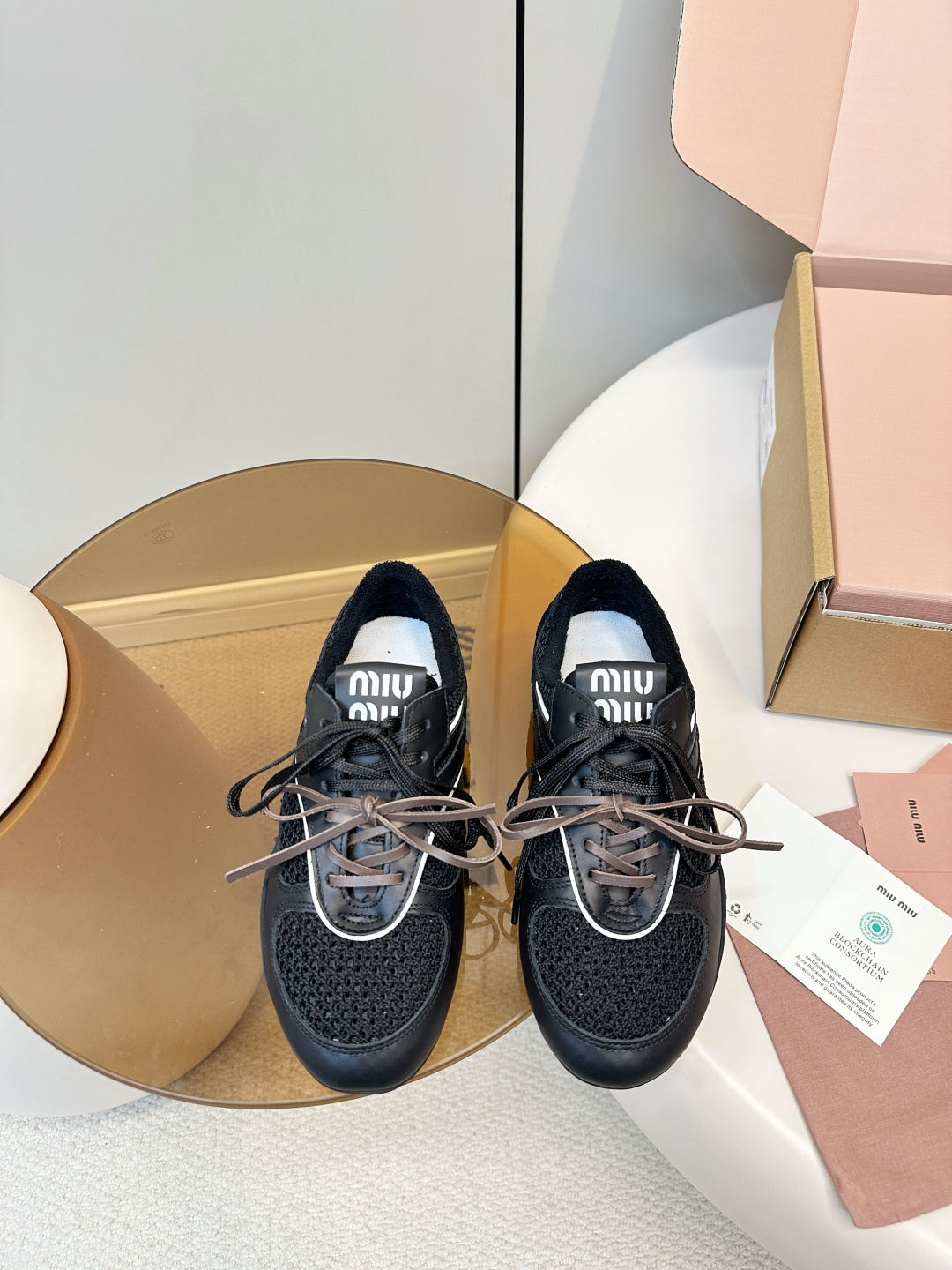 NO:707571,Top version Miumiu｜Miu Miu's 2026 autumn and winter new casual moral training shoes for couples New product (men's size) Miu Miu This pair of sneakers was revealed at the Miu Miu show and has since been launched on major purchasing official websites around the world. It is simple, casual and unruly, and can reflect the beauty of tannins. The whole pair of shoes has a simple and fashionable design, and is very light and versatile!  Fabric: nubuck leather/stained cowhide/breathable mesh lining: terry cloth lining, sheepskin feet Original molded rubber outsole Size: 35-40, casual shoes/sports shoes, miumiu, sneakers, cowhide, sheepskin19860909顶级版本 Miumiu｜缪缪2026秋冬新品情侣款休闲德训鞋 新品（男码） Miu Miu 缪缪大秀上爆出的这双球鞋 后全球各大代购官网火爆上市. 简单很随意不羁又能体现单宁美感,整双鞋子设计简约时尚,上脚非常轻便 百搭！ 面料: 磨砂皮/擦色牛皮/透气网布 内里: 毛巾布内里、羊皮垫脚 原版开模橡胶大底 Size:35-40,休闲鞋/运动鞋,miumiu,sneakers,cowhide,sheepskin,Women's Shoes