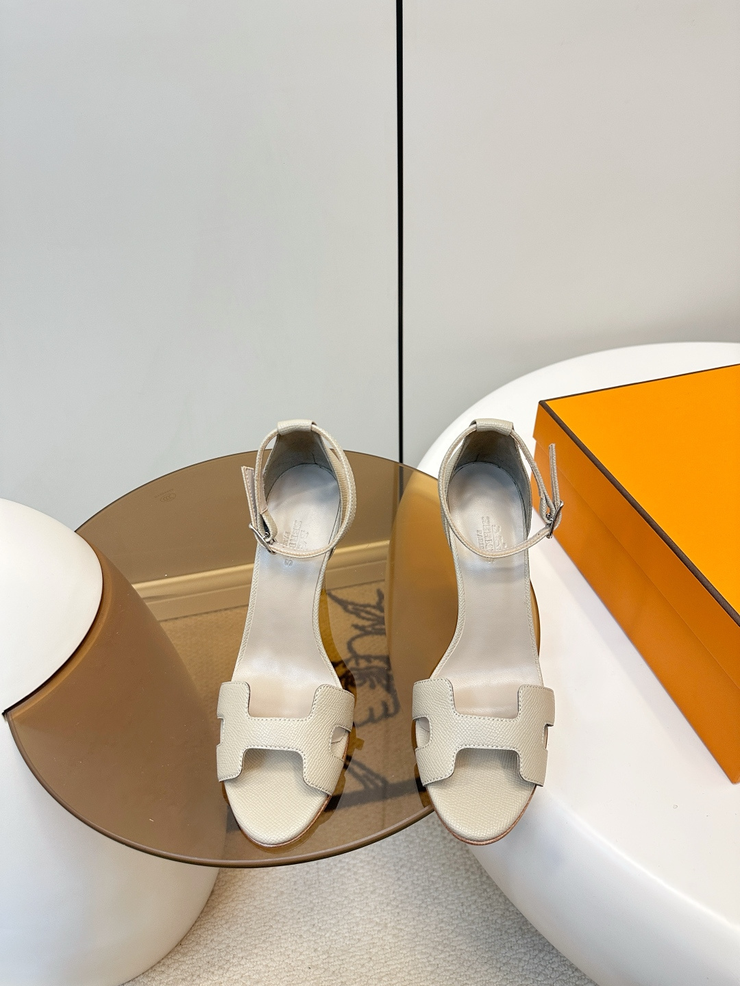 NO:707563,HERMES｜Hermès H-shaped high-heeled sandals Hermès H-shaped high-heeled sandals, with the iconic 'H' hollow design, are highly recognizable!  The 7cm/10cm stiletto heel elongates the leg line, giving it a perfect elegance. The adjustable buckle at the ankle makes it stable and comfortable to wear. It can be easily worn in either skirts or trousers. It is a classic item that is both fashionable and practical!  The upper is made of high-quality palm-printed calfskin, with a delicate texture and durability. The lining is made of sheepskin. Italian genuine leather sole. Size 35-42 (customized at 40.41.42). High heels and sandals, hermes, hermes, sandals, high heels, skirts, cowhide, sheepskin.19860909HERMES｜爱马仕 H字高跟凉鞋 爱马仕H字高跟凉鞋,标志性“H”镂空设计,辨识度超高！7cm/10cm细高跟拉长腿部线条,优雅气质满分.脚踝可调节扣带,穿着稳固又舒适,无论裙装还是裤装都能轻松驾驭,是时尚与实用兼具的经典单品！ 鞋面选用优质手掌纹小牛皮,质感细腻又耐用, 内里垫脚羊皮 意大利真皮底 码数35-42（40.41.42订做）,高跟鞋凉鞋,hermes,hermes,sandals,high heels,skirts,cowhide,sheepskin,Women's Shoes