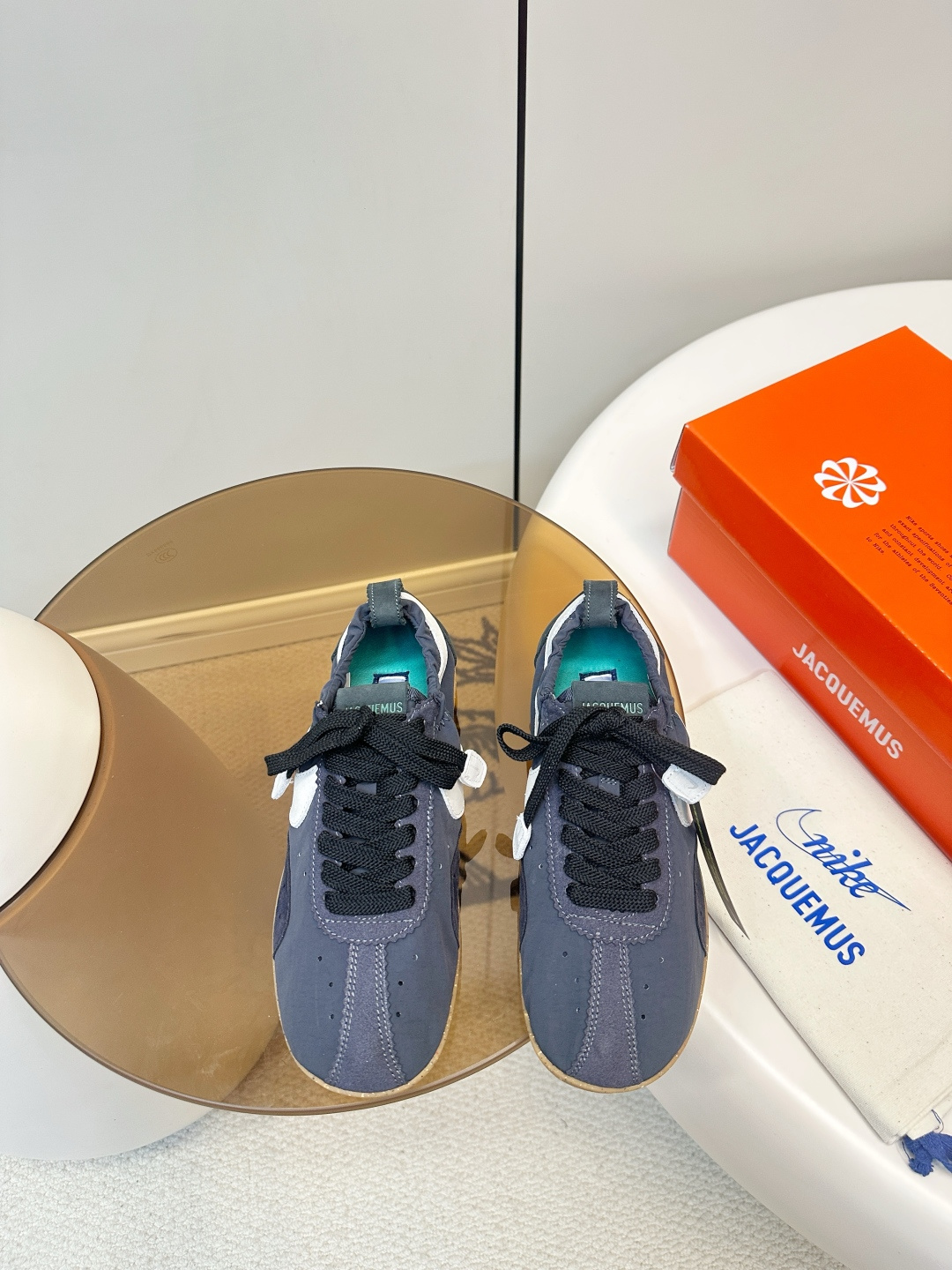 NO:707561,Jacquemus x Nike Moon Shoe joint model, couple model, moral training shoes. French brand Jacquemus and Nike jointly branded Moon Shoe, inspired by the 1972 classic 'Moon Shoe'. The upper is made of wrinkled nylon + Swoosh, retro and modern.  Waffle rubber soles, lightweight and comfortable, no pressure for daily wear. The color is super elegant, the shoe shape is slender, the elastic shoe top is easy to put on and take off, and fits the foot shape. It will be launched on September 29, 2025, Jacquemus limited color matching, a must-have for retro and trendy parties!  Size 35 36 37 38 39 40 41 42 43 44 45, casual shoes/sports shoes, stuart weitzman, sneakers19860909Jacquemus x Nike Moon Shoe联名款 情侣款 德训鞋 法国品牌Jacquemus与Nike联名Moon Shoe,灵感来自1972年经典“月球鞋”. 鞋面褶皱尼龙+Swoosh,复古又现代. 华夫格橡胶鞋底,轻便舒适,日常穿搭无压力.配色超优雅,鞋型修长,松紧鞋口穿脱方便,贴合脚型.2025年9月29日首发,Jacquemus限定配色,复古控&潮流党必入！ 码数35 36 37 38 39 40 41 42 43 44 45,休闲鞋/运动鞋,stuart weitzman,sneakers,Women's Shoes