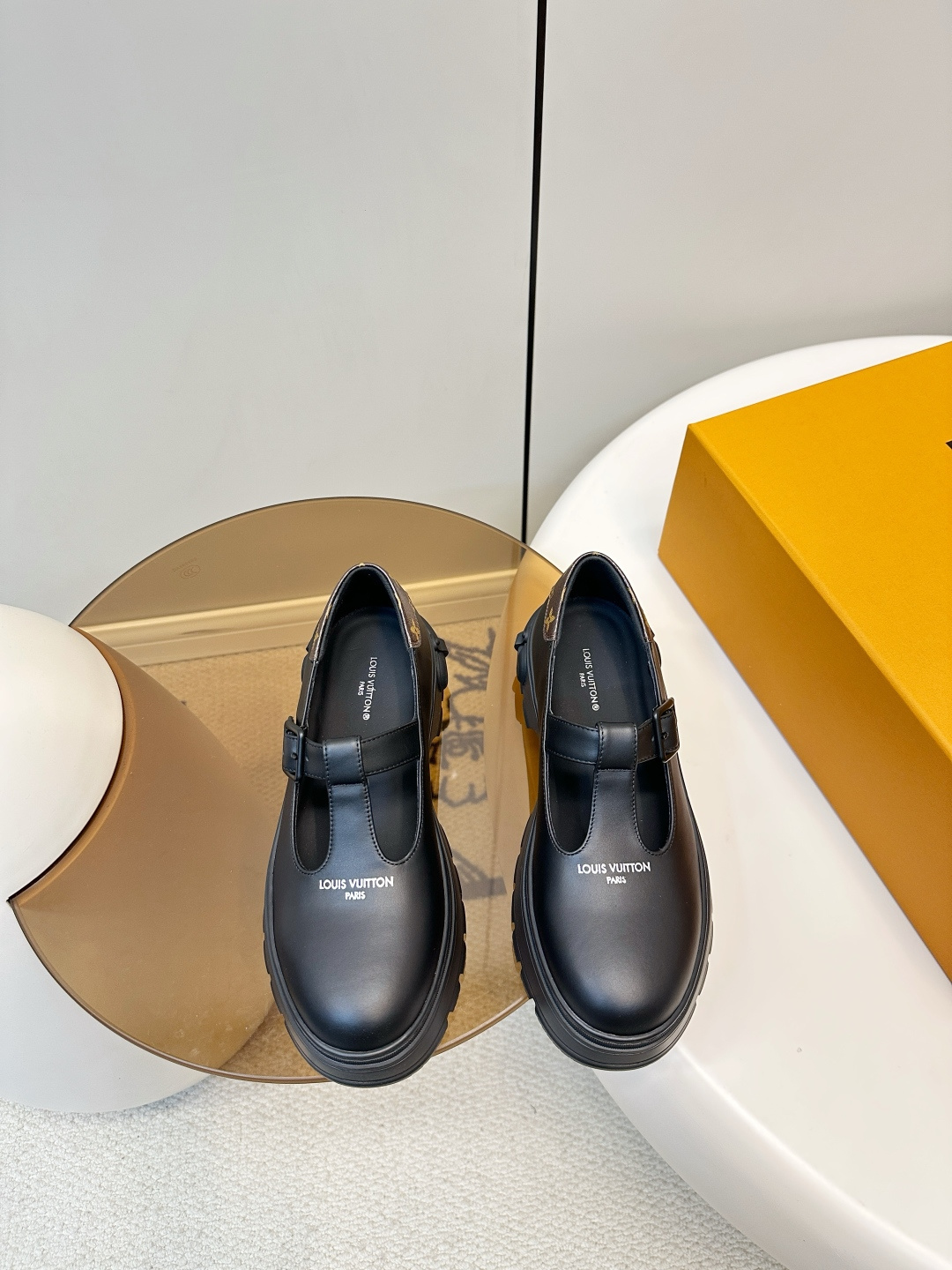 NO:707559,LV 26 early spring new thick-soled Mary Jane small leather shoes. This black thick-soled Mary Jane small leather shoes, with a classic T-strap and metal buckle, are retro and practical. The thick-soled design makes the legs taller and longer, and the soles are non-slip. They are OK for daily commuting or long walks. The heel has the LV presbyopia brand pattern, full of details, British style + modern sense, can be easily matched with skirts and trousers, and can be switched between sweet and cool or college style!  Comfortable and fashionable, all sisters can wear ~ Calfskin upper/open edge beads/Lv presbyopia, lambskin lining, original open molded foam sole, size 35-40 (customized at 40.41), Mary Jane, louis vuitton, mary jane, skirts, cowhide, sheepskin19860909LV 26早春新品厚底玛丽珍小皮鞋 这款黑色厚底玛丽珍小皮鞋,搭配经典T字带和金属扣,复古又实用.厚底设计显高显腿长,鞋底防滑,日常通勤或长时间走路都很OK .后跟有LV老花品牌花纹,细节满分,英伦风+现代感,裙装裤装都能轻松搭配,甜酷or学院风随心切换！舒适又时髦,姐妹们都能穿～ 鞋面小牛皮/开边珠/Lv老花 内里小羊皮 大底原版开模发泡鞋底 码数35-40（40.41订做）,玛丽珍,louis vuitton,mary jane,skirts,cowhide,sheepskin,Women's Shoes