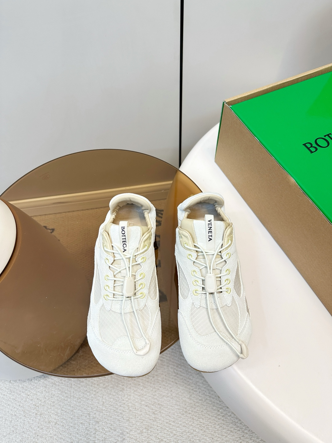 NO:707573,Top version (luxury gift box packaging) Regular version Bottega Veneta Orbit Flash cross-country shoes, outdoor sports shoes, moral training shoes, black and red color matching is super stylish!  The drawstring shoelaces are inspired by hiking equipment, and are paired with a zigzag rubber outsole, which combines outdoor functionality with a sense of fashion. It also has a bit of heightening effect, making it easy to control in daily life or light outdoor use. Retro silhouette + modern design, casually wear with overalls or wide-leg pants, giving you a relaxed and elegant feel!  Suede + mesh fabric stitching, perfect texture and breathable. Sheepskin lining is light and comfortable, size 35-40 for women (customized for 40), 39-44 for men (customized for 45), casual shoes/sports shoes, bottega veneta, sneakers, sheepskin, chamois leather19860909顶级版本（豪华礼盒包装） 普通版本 Bottega Veneta Orbit Flash 越野鞋 户外运动鞋 德训鞋  黑红配色超有型！抽绳鞋带灵感来自徒步装备,搭配锯齿生胶大底,户外机能感和时尚感兼具. 还带点增高效果,日常或轻户外都能轻松驾驭.复古轮廓+现代设计,工装裤、阔腿裤随便搭,松弛贵气感拿捏住啦！ 麂皮+网眼布拼接,质感满分又透气艹. 羊皮内里轻盈舒适, 码数女35-40（40订做） 男39-44（45订做）,休闲鞋/运动鞋,bottega veneta,sneakers,sheepskin,chamois leather,Women's Shoes