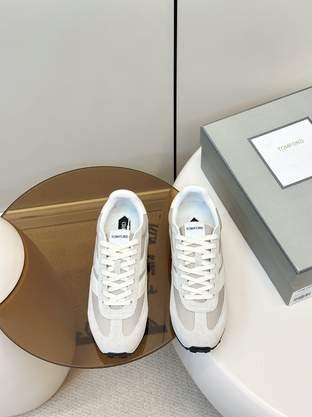 NO:707575,TOM FORD Mick sneakers, moral training shoes, Forrest shoes, TOM FORD Mick series sneakers, new products for autumn and winter 2025, featuring soft tones + neat and cool black, simple, fashionable and versatile!  The upper is made of suede + mesh, which is breathable and textured. It is embellished with white leather stripes and has a full sense of layering. The rubber sole has strong grip and is OK for daily wear or light sports. The combination of retro and modern makes it easy to control a variety of styles. It is perfect for autumn and winter!  Size 37-44 (45.46 customized!), casual shoes/sports shoes, tom ford, sneakers, chamois leather19860909TOM FORD Mick运动鞋 德训鞋 阿甘鞋 TOM FORD Mick系列运动鞋,2025秋冬新品,主打柔和色调＋利落酷黑,简约时尚超百搭！ 鞋面麂皮+网布拼接,透气又有质感, 白色皮革条纹点缀,层次感满满. 橡胶鞋底抓地力强,日常穿搭或轻运动都OK.复古与现代结合,轻松驾驭多种风格,秋冬穿超合适！ 码数37-44（45.46订做！）,休闲鞋/运动鞋,tom ford,sneakers,chamois leather,Women's Shoes