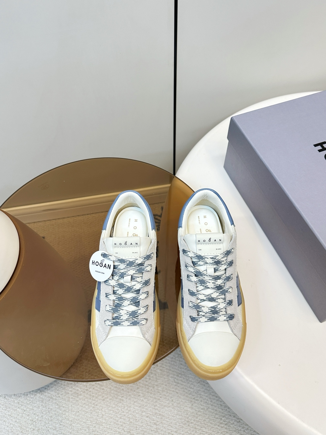 NO:707568,HOGAN H705 retro sports shoes, casual thick-soled white shoes, HOGAN H705 Crosswind series retro sports shoes, simple and recognizable. The 'H' logo on the side of the shoe is super eye-catching, and the low-top design modifies the ankle line, which is great for daily commuting or long walks!  The insole is soft and resilient, comfortable to wear, and has strong versatility. It can be easily controlled whether it is casual, sports or skirt, and can easily switch between multiple styles. The upper is made of sheep tendon spliced ​​calfskin, the lining is sheepskin, and the original open-molded TPU rubber sole!  Size 35-40 (40 customized), casual shoes/sports shoes, stuart weitzman, sneakers, skirts, cowhide, sheepskin19860909HOGAN H705复古运动鞋 休闲厚底小白鞋 HOGAN H705 Crosswind系列复古运动鞋 简约又有辨识度.鞋侧“H”标志超吸睛,低帮设计修饰脚踝线条,日常通勤或长时间行走都很OK！鞋垫柔软回弹,穿着舒适,百搭属性强,无论休闲、运动还是裙装都能轻松驾驭,轻松切换多种风格. 鞋面羊筋拼接小牛皮 内里羊皮内里 原版开模tpu橡胶底！ 码数35-40（40订做）,休闲鞋/运动鞋,stuart weitzman,sneakers,skirts,cowhide,sheepskin,Women's Shoes