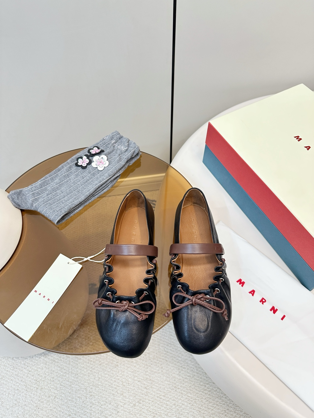 NO:707564,Marni 26SS pleated bow ballet shoes (socks + 15) Marni 2026 spring and summer new ballet shoes, soft calfskin + sheepskin lining, super comfortable to wear!  Black upper with brown bow and pleated details, one-line strap design, sweet and retro, easy to control for daily commuting or leisure. Round toe silhouette + lightweight sole, you will not feel tired after walking for a long time. Balletcore style is a must-have, practical and fashionable, easy to brighten your outfit. Crystal calfskin upper, sheepskin lining, anti-slip rubber sole!  Size 35-40 (40.41 customized), ballet shoes, marni, cowhide, sheepskin, socks19860909Marni 26SS褶皱蝴蝶结芭蕾舞鞋（袜子+15） Marni 2026春夏新款芭蕾舞鞋,柔软小牛皮+羊皮内里,穿着超舒适！黑色鞋面配棕色蝴蝶结和褶皱细节,一字带设计,甜酷又复古,日常通勤或休闲都能轻松驾驭心.圆头轮廓＋轻便鞋底,长时间走路也不累,Balletcore风格必备,实用又时髦,轻松点亮你的穿搭委. 鞋面水晶小牛皮 内里绵羊皮 大底防滑橡胶底！ 码数35-40（40.41订做）,芭蕾舞鞋,marni,cowhide,sheepskin,socks,Women's Shoes