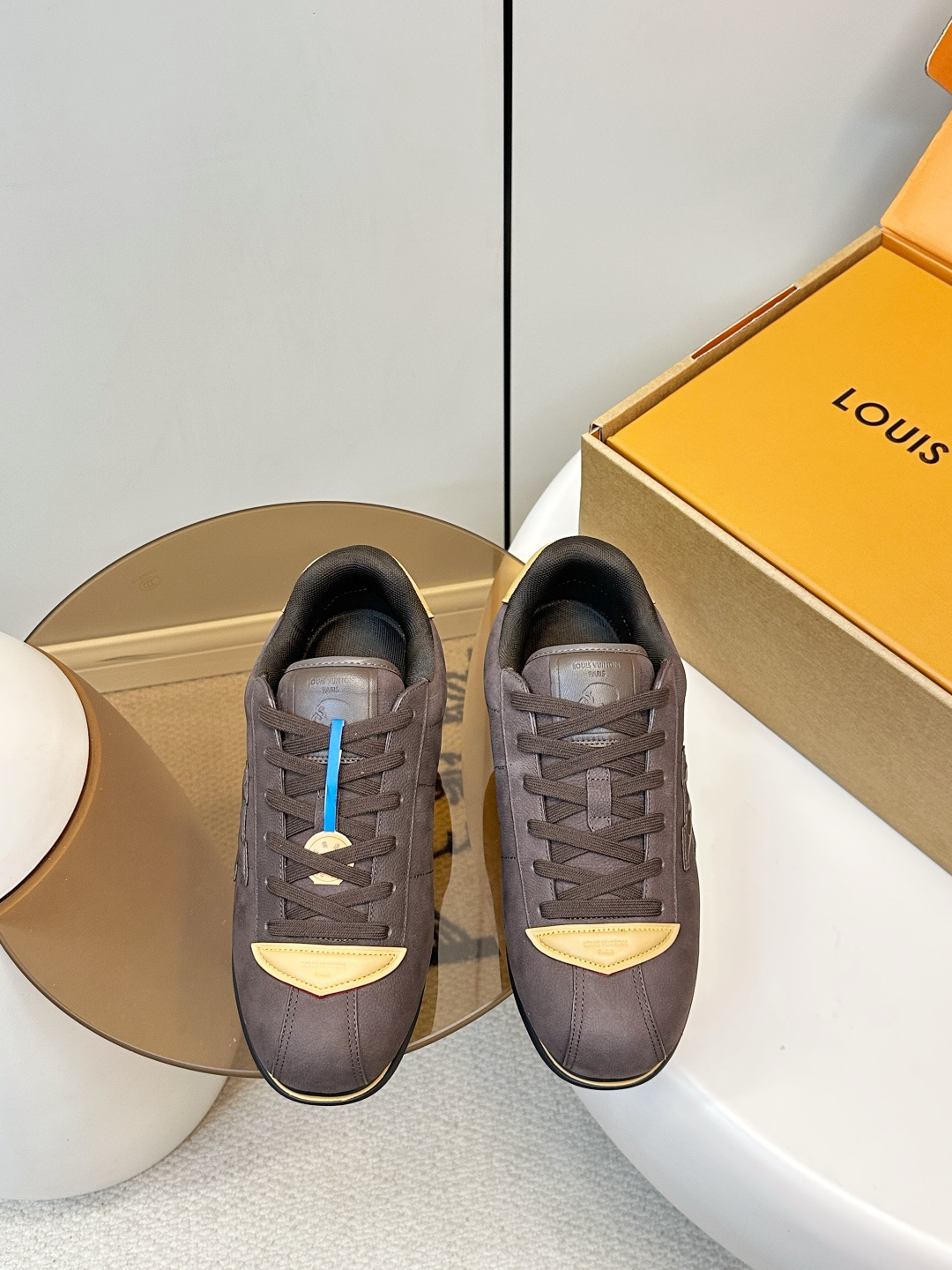 NO:707560,Top version (with airplane box) Louis Vuitton Louis Vuitton Fei Dong co-branded Buttersoft series bread shoes casual sneakers This series includes from simple style sneakers to eye-catching running shoes. LV stands out with its iconic thick soles and modern aesthetics, while other styles use luxurious hybrid sheep leather. Some sneakers are designed to be futuristic, emphasizing functionality and comfort, and moving towards sports-style luxury shoes. Exquisite packaging at the delivery counter. Fabric: Original customized hybrid sheep leather lining  : Imported breathable mesh lining Sole: Original open mold non-slip TPU + wear-resistant velvet foam Sole thickness 4CM Size: Women's 35-40 / Men's 39-46, casual shoes/sports shoes, louis vuitton, louis vuitton, louis vuitton, sneakers, sheepskin19860909顶级版本（配飞机盒） Louis Vuitton 路易威登 菲董 联名 Buttersoft系列 面包鞋 休闲运动鞋 此次系列包括从简约风格的运动鞋到引人注目的跑鞋.LV以其标志性的厚底和现代美学脱颖而出,而其他款式则采用了奢华的混种绵羊皮一些运动鞋设计富有未来感,强调功能性与舒适性,并向运动风格的奢华鞋履迈进 配送专柜精美包装 面料 : 原版定制混种绵羊皮 内里 : 进口透气网里 鞋底 : 原版开模防滑TPU+耐磨绒发泡 底厚 4CM Size : 女款35-40 / 男款39-46,休闲鞋/运动鞋,louis vuitton,louis vuitton,louis vuitton,sneakers,sheepskin,Women's Shoes