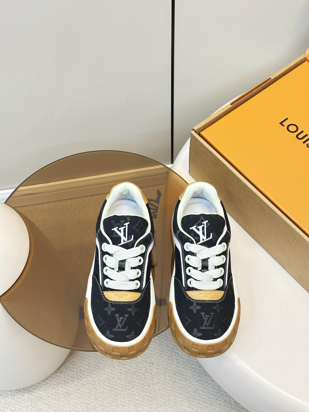 NO:707562,The top version of LV Tilted biscuit shoes, cute thick-soled casual shoes for couples, LV Tilted biscuit shoes are Louis Vuitton's 2025 new style, suitable for daily commuting or leisure. Low-top round toe laces, retro skate shoe style, versatile and not picky, the size is too large, it is recommended to choose a half size smaller~ Designed by Pharrell Williams, the upper is made of soft suede cow leather, with classic Monogram presbyopia, low-key and recognizable. The tongue is slightly slanted with LV embroidery,  Thick rubber foam soles (divided into various outsoles in the market), comfortable to wear, size 35-40 for women (customized to 40), 39-45 for men, 39-45 for men, casual shoes/sports shoes, louis vuitton, louis vuitton, sneakers, cowhide19860909顶级版本 LV Tilted饼干鞋 情侣款呆萌厚底休闲鞋 LV Tilted饼干鞋是路易威登2025新款,日常通勤或休闲都很适合.低帮圆头系带,复古滑板鞋风格,百搭不挑人,尺码偏大,建议选小半码哦～由Pharrell Williams设计, 鞋面用柔软绒面牛皮革,搭配经典Monogram老花,低调又有辨识度. 鞋舌微斜LV刺绣, 厚实橡胶发泡鞋底（区分市场各种大底）穿着舒适, 码数女35-40（40订做） 男39-45 男39-45,休闲鞋/运动鞋,louis vuitton,louis vuitton,sneakers,cowhide,Women's Shoes