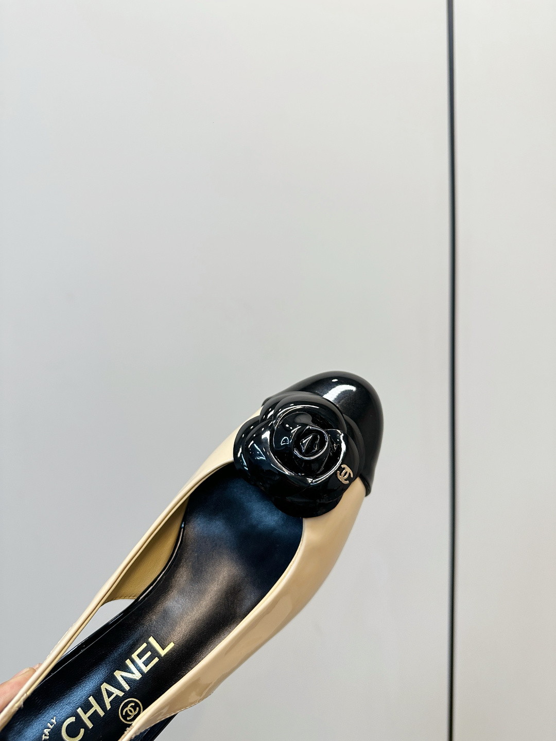 Chanel ​​Chanel 山茶花拼色后空凉鞋​​