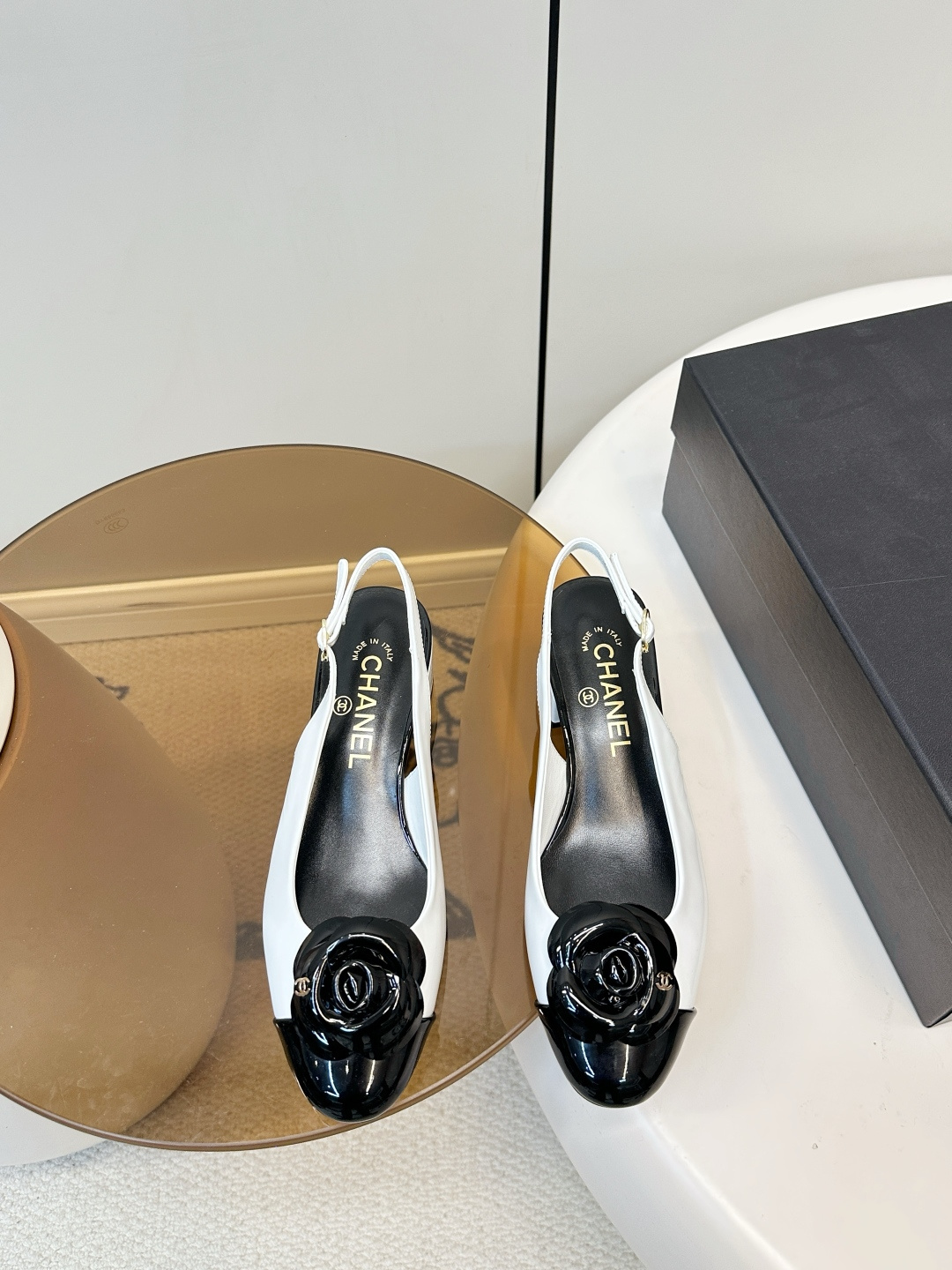 NO:707558,Chanel Camellia Color Block Back Sandals Chanel 2026 Spring and Summer Camellia Color Block Sandals, black and white color block + three-dimensional camellia, elegant and recognizable!  Made of genuine leather, the upper is full of luster, and the back is designed with thin straps. It is breathable and lengthens the legs. ~ 4cm thick heels, which increase the height without tiring the feet, and can be easily used in daily or formal occasions. Camellia is a classic element of Chanel, romantic and exquisite, the skirt is French and elegant, the trousers are capable and elegant, and are versatile. The upper is calf soft patent leather, the lining is goatskin, and the bottom is Italian genuine leather.  Size 35-40 (40.41 customized), sandals, chanel, sandals, skirts, sheepskin19860909Chanel 山茶花拼色后空凉鞋 Chanel 2026春夏山茶花拼色凉鞋,黑白拼色+立体山茶花,优雅又有辨识度！真皮材质,鞋面光泽感满满,后空细带设计,透气又显腿长～4cm粗跟,增高不累脚,日常或正式场合都能轻松驾驭.山茶花是Chanel经典元素,浪漫精致,裙装法式优雅,裤装干练气质,百搭不挑人 鞋面小牛软漆皮 内里山羊皮内里 意大利真皮底 码数35-40（40.41订做）,凉鞋,chanel,sandals,skirts,sheepskin,Women's Shoes