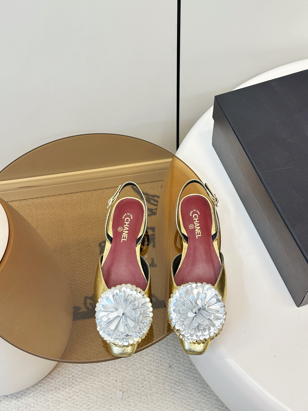 NO:707567,Chanel 26X new camellia flat sandals Chanel 26X Christmas limited camellia shoes, metal leather upper + three-dimensional white camellia, full of luxury and elegance!  Flat bottom + empty back strap design, super comfortable and stable for daily wear. Camellia is a classic element of Chanel, symbolizing nobility and romance. It can be easily worn on festivals or formal occasions. It goes well with dresses or simple outfits and easily enhances the look. Sheepskin upper, sheepskin lining, Italian genuine leather bottom. Size 35-40 (40.41 custom-made, sandals, chanel, sandals, sheepskin19860909Chanel 26X新品山茶花平底凉鞋  Chanel 26X圣诞限定山茶花鞋,金属皮革鞋面+立体白色山茶花,奢华优雅感满满！平底+后空绑带设计,日常穿超舒适又稳固.山茶花是Chanel经典元素,象征高贵与浪漫,节日或正式场合都能轻松驾驭,搭配礼服或简约穿搭都很出彩,轻松提升造型亮点. 鞋面绵羊皮 内里羊皮 意大利真皮底 码数35-40（40.41订做,凉鞋单鞋,chanel,sandals,sheepskin,Women's Shoes