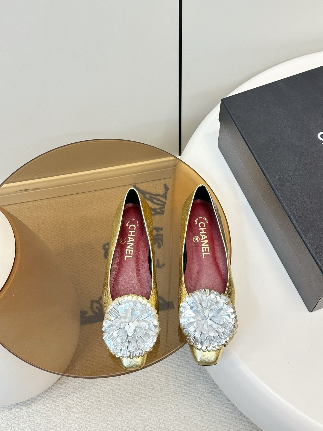 NO:707565,Chanel 26C camellia shoes Chanel 26C series camellia shoes, gold metal leather + three-dimensional camellia, full of elegance and sophistication!  The flat design is super comfortable and can be easily used in daily or formal occasions. Camellia is a classic element of the brand, symbolizing nobility and romance. The golden upper is super eye-catching, a must-have for festivals and parties, and can easily enhance the sense of luxury. Upper high-quality sheepskin, soft sheepskin lining, Italian genuine leather sole, size 35-40 (40.41 custom-made), sandals, chanel, chanel, sandals, sheepskin19860909Chanel 26C山茶花单鞋 香奈儿26C系列山茶花单鞋,金色金属皮革+立体山茶花,优雅精致感拉满！平底设计超舒适,日常或正式场合都能轻松驾驭.山茶花是品牌经典元素,象征高贵与浪漫,金色鞋面超吸睛,节日、派对必备,轻松提升造型奢华感. 鞋面 优质羊皮 内里柔软绵羊皮 意大利真皮底 码数35-40（40.41订做）,凉鞋单鞋,chanel,chanel,sandals,sheepskin,Women's Shoes