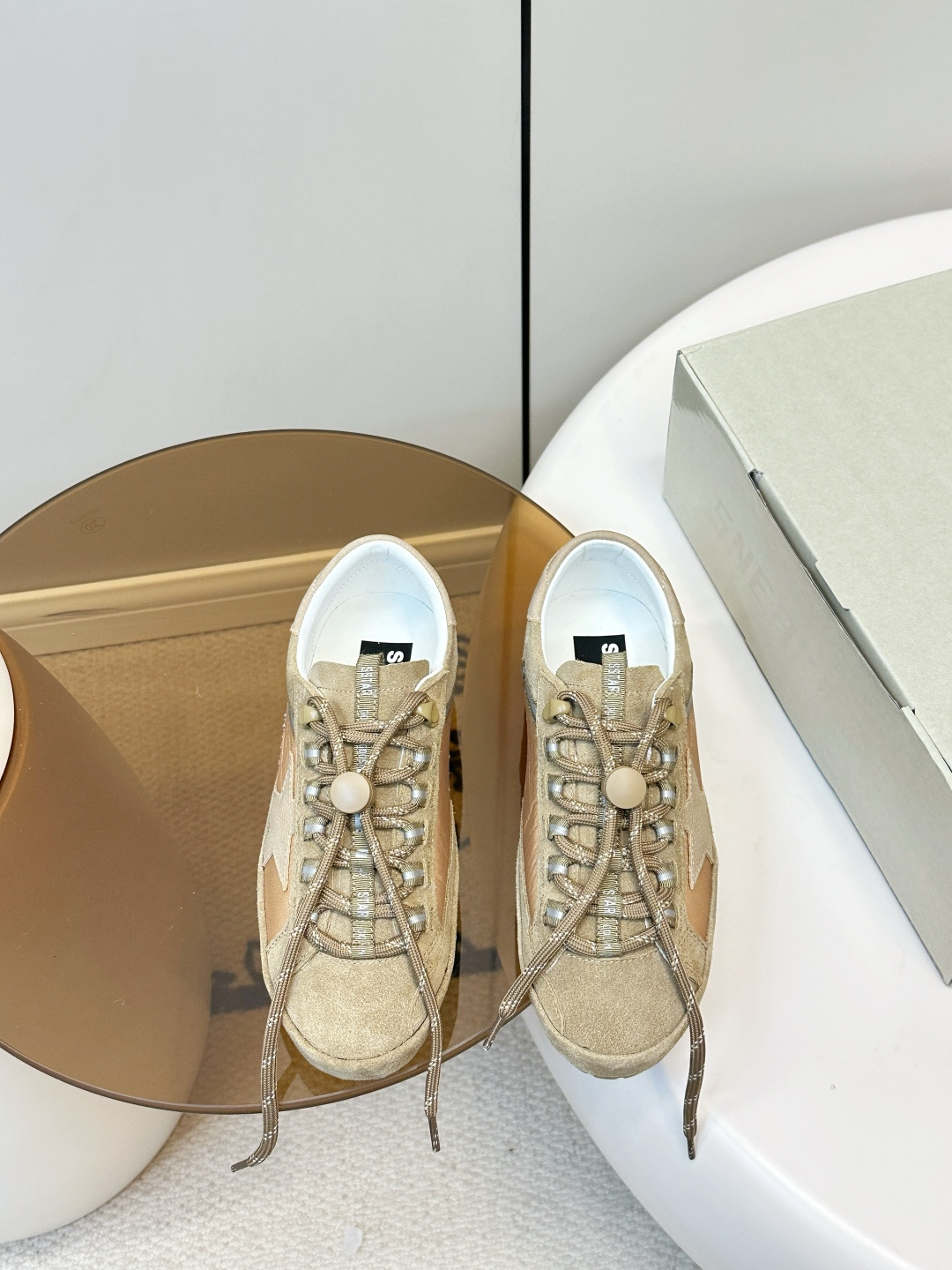 NO:707550,Golden Goose ggdb Star Dirty Shoes Golden Goose Super-Star Series Star Dirty Shoes, the retro and old design is super recognizable!  Decorated with metal stars, the details are perfect. The rubber soles have strong grip and are comfortable to wear. They can be invisiblely increased by about 4cm, elongating the proportions of the legs and making them appear longer!  It can be easily used for daily commuting, shopping, and outdoor use. Pair it with thick socks or casual pants for a retro trendy feel. Suede + leather stitching, lining sheepskin, code number 35-40 (40.41 custom-made!, casual shoes/sports shoes, sneakers, sheepskin, chamois leather, socks)19860909Golden Goose ggdb星星小脏鞋  Golden Goose Super-Star系列星星小脏鞋,复古做旧设计超有辨识度！ 金属星星点缀,细节满分.橡胶鞋底抓地力强,穿着舒适,隐形增高约4cm,拉长腿部比例超显腿长！日常通勤、逛街、户外都能轻松驾驭,搭配厚袜子或休闲裤,复古潮流感直接拉满. 麂皮+皮革拼接, 内里 羊皮 码数35-40（40.41订做！,休闲鞋/运动鞋,sneakers,sheepskin,chamois leather,socks,Women's Shoes