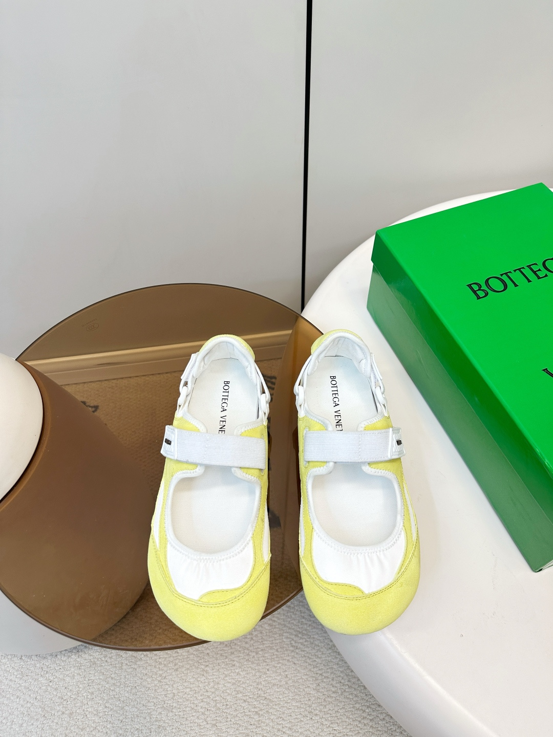 NO:707547,Bottega Veneta Orbit Flash Mary Jane Shoes Sports Shoes P This Mary Jane shoe combines retro and sports style. The Velcro design is super convenient, fits the foot shape and is fashionable!  .The rubber-colored outsole is full of retro feel, with a round toe and smooth lines, which is elegant and has a bit of street flavor. Whether worn with a skirt or wide-leg pants, it can easily switch between French sweetheart or street style, and it is OK for commuting and leisure!  The upper is suede + satin stitching, light and breathable, super comfortable to wear in spring and summer. Breathable mesh lining. Rubber sole. Size 35-40 (customized at 40.41.42), mary jane, bottega veneta, mary jane, sneakers, skirts, silk fabric19860909Bottega Veneta Orbit Flash玛丽珍鞋 运动鞋 P 这款玛丽珍鞋融合复古与运动风,魔术贴设计超方便,贴合脚型又时髦！.生胶色外底复古感满满,圆头+流畅线条,优雅又带点街头气息.无论搭裙装还是阔腿裤,轻松切换法式甜心or街头潮范,通勤休闲都OK！ 鞋面是绒面+绸缎拼接,轻盈透气,春夏穿超舒服 透气网纱内里 橡胶底鞋底 码数35-40（40.41.42订做）,玛丽珍,bottega veneta,mary jane,sneakers,skirts,silk fabric,Women's Shoes