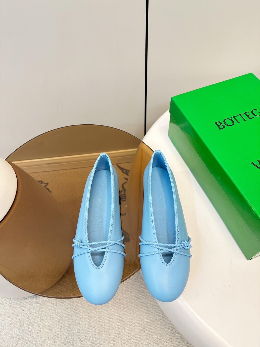 NO:707546,BV 26 new product Rosa Mary Jane ballet shoes Bottega Veneta Rosa Mary Jane ballet shoes. The upper knot is the brand's classic weaving process, which is retro and playful. The flat design is suitable for daily commuting and leisure. It is comfortable and does not rub the feet. The sheepskin lining fits the arch of the foot, making walking super easy. It can be worn with skirts and trousers. You can switch between French lazy or retro style at will. It is a practical and fashionable versatile artifact!  Calfskin upper, sheepskin lining, leather injection outsole, size 35-43 (customized at 40.41.42), ballet shoes,bottega veneta,bottega veneta,mary jane,skirts,cowhide,sheepskin19860909BV 26新品Rosa玛丽珍芭蕾鞋 Bottega Veneta Rosa玛丽珍芭蕾鞋 鞋面绳结是品牌经典编织工艺,复古又俏皮.平底设计,日常通勤、休闲都OK,舒适不磨脚,羊皮衬里贴合足弓,走路超轻松～裙装裤装都能搭,法式慵懒or复古风随心切换,是实用又时髦的百搭神器！ 鞋面小牛皮 内里内里羊皮 真皮注塑大底 码数35-43（40.41.42订做）,芭蕾舞鞋,bottega veneta,bottega veneta,mary jane,skirts,cowhide,sheepskin,Women's Shoes