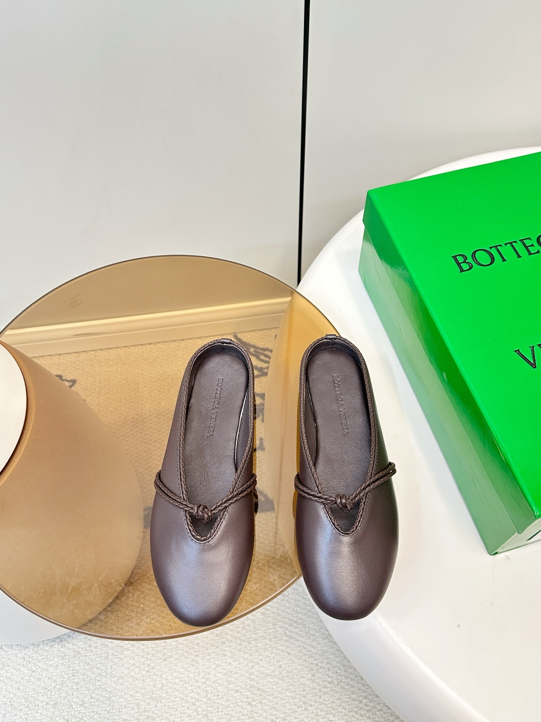 NO:707543,BV 26 new product Rosa fashionable lazy half-drag Bottega Veneta Rosa fashionable lazy half-drag. The upper knot is the brand's classic weaving technology, retro and playful. The flat design is suitable for daily commuting and leisure. It is comfortable and does not rub the feet. The sheepskin lining fits the arch of the foot, and it is super easy to walk. It can be worn with skirts and trousers. You can switch between French lazy or retro style at will. It is a practical and fashionable all-match artifact!  Calfskin upper, sheepskin lining, genuine leather injection outsole, size 35-43 (customized at 40.41.42), half drag, bottega veneta, bottega veneta, skirts, cowhide, sheepskin19860909BV 26新品Rosa 时尚懒人半拖 Bottega Veneta Rosa 时尚懒人半拖 鞋面绳结是品牌经典编织工艺,复古又俏皮.平底设计,日常通勤、休闲都OK,舒适不磨脚,羊皮衬里贴合足弓,走路超轻松～裙装裤装都能搭,法式慵懒or复古风随心切换,是实用又时髦的百搭神器！ 鞋面小牛皮 内里内里羊皮 真皮注塑大底 码数35-43（40.41.42订做）,半拖,bottega veneta,bottega veneta,skirts,cowhide,sheepskin,Women's Shoes