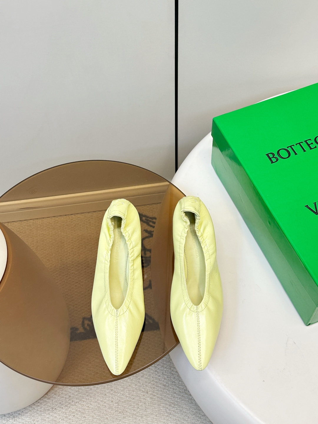 NO:707539,Bottega Veneta26 new product BV pointed toe kitten heel witch shoes BV kitten heel witch shoes continue the brand's iconic sword-shaped pointed toe, with sharp lines and highly recognizable; the shoe mouth adopts a pleated elastic design, which fits the ankle and improves the comfort of putting on and taking off. The shoe shape is both elegant and practical for daily wear. Fabric waxed calfskin, lining sheepskin, Italian genuine leather injection sole  Size 35-40 (customized at 40.41.42), high-heeled shoes, bottega veneta, bottega veneta, high heels, cowhide, sheepskin19860909Bottega Veneta26新品BV尖头小猫跟 女巫鞋 BV猫跟女巫鞋延续品牌标志性的剑形尖头,线条锋利且极具辨识度；鞋口采用褶皱松紧设计,贴合脚踝同时提升穿脱舒适度,鞋型兼顾优雅与日常实穿性. 面料油蜡小牛皮 内里羊皮 意大利真皮注塑底 码数35-40（40.41.42订做）,高跟鞋单鞋,bottega veneta,bottega veneta,high heels,cowhide,sheepskin,Women's Shoes