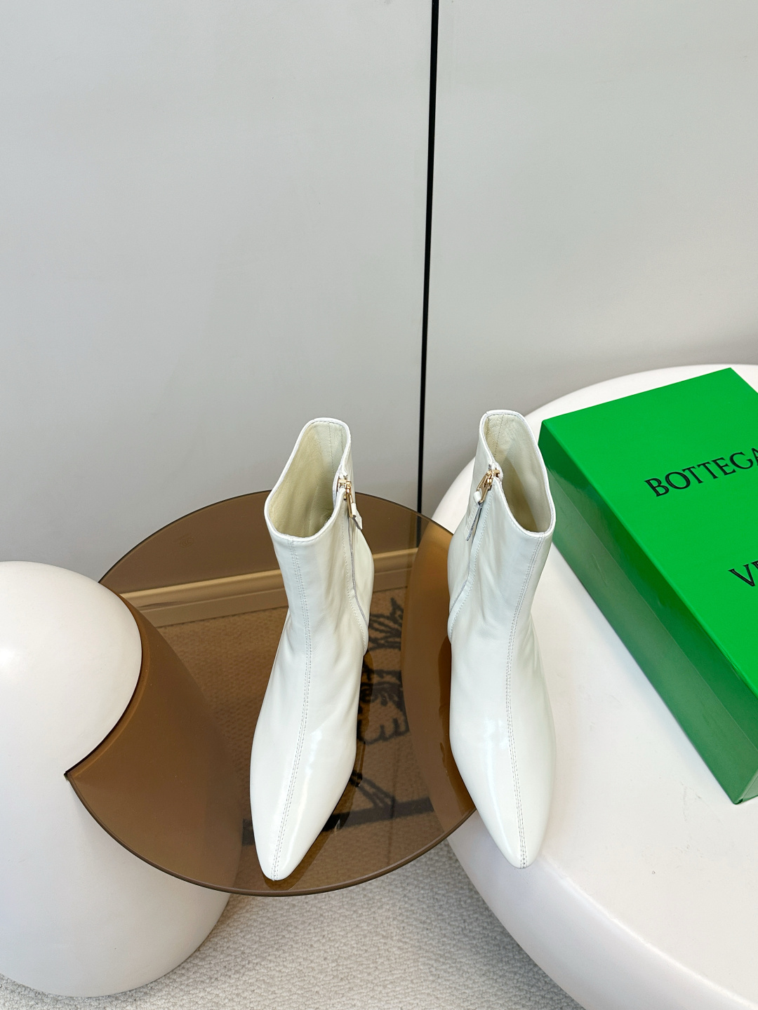 NO:707535,Bottega Veneta26 oiled waxed leather pointed toe stiletto fashionable short boots. These short boots are made of oiled calfskin, retro and high-end. The pointed toe design elongates the leg line. The slender heel is about 5cm, elegant and comfortable. The boot fits the ankle, modifies the leg shape, and the side zipper is easy to put on and take off. It goes well with coats, skirts or jeans in autumn and winter. It can be easily used for commuting, parties and formal occasions. It is a practical and fashionable versatile item. Upper oiled calfskin, lining sheepskin  Italian leather injection molded outsole, size 35-40 (customized at 40.41.42), boots, bottega veneta, boots, skirts, jeans, cowhide, sheepskin19860909Bottega Veneta26油蜡皮尖头细跟时髦短靴 这款短靴采用油蜡小牛皮,复古又高级,尖头设计拉长腿部线条,细跟约5cm,优雅又舒适.靴筒贴合脚踝,修饰腿型,侧边拉链方便穿脱.秋冬搭配大衣、裙装或牛仔裤都很出彩,通勤、聚会、正式场合都能轻松驾驭,是实用又时髦的百搭单品. 鞋面油蜡小牛皮 内里羊皮 意大利真皮注塑大底 码数35-40（40.41.42订做）,靴子,bottega veneta,boots,skirts,jeans,cowhide,sheepskin,Women's Shoes