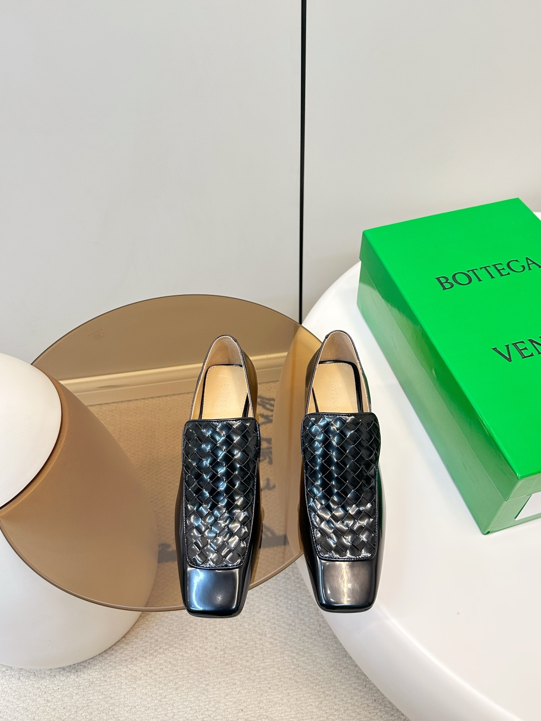 NO:707529,Bottega Veneta's classic loafers are fashionable shoes with glossy and woven surfaces. They use Intrecciato weaving technology and glossy calf leather, which is delicate and durable. Square toe + thick heel design, comfortable and easy to walk, suitable for daily commuting!  The woven details of the upper are very recognizable, low-key and luxurious, and they look great with simple or formal outfits, easily enhancing the look. The upper is made of open-edge beaded calfskin, and the lining is made of calfskin.  ,loafers,bottega veneta,loafers,cowhide19860909Bottega Veneta经典乐福鞋时髦单鞋 光面、编织面 采用Intrecciato编织工艺,亮面小牛皮,质感细腻又耐用.方头+粗跟设计,舒适好走,通勤日常都OK！鞋面编织细节超有辨识度,低调奢华,随便搭配简约或正式穿搭都很出彩,轻松提升造型感. 鞋面开边珠小牛皮 内里牛皮内里 码数35-40（40.41.42订做） 加厚意大利真皮底！,乐福鞋,bottega veneta,loafers,cowhide,Women's Shoes