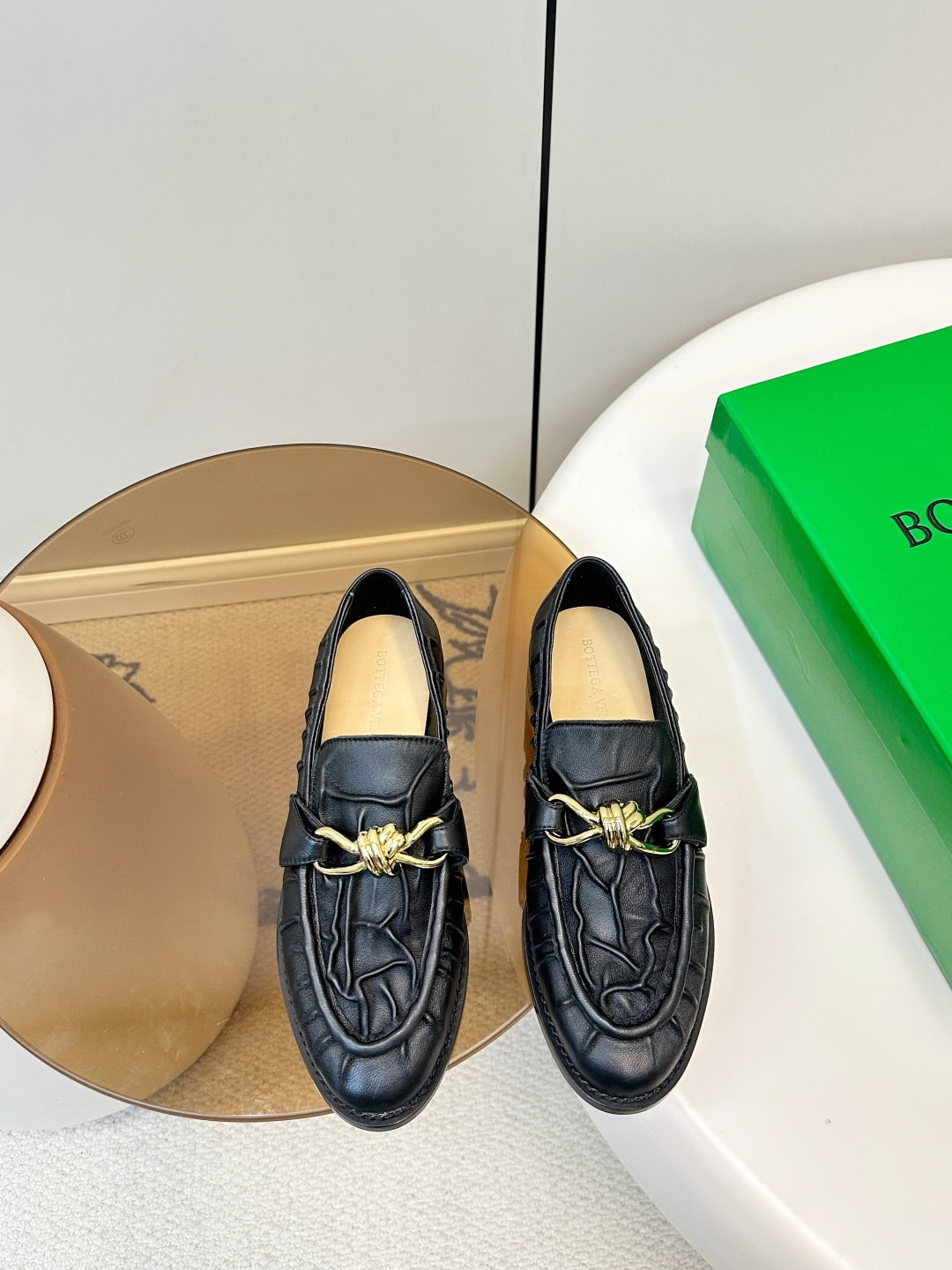 NO:707533,Bottega Veneta 26 new pleated rope buckle loafers. These loafers are from Bottega Veneta's early spring series. They are washed calfskin + Matelassé pleated texture, full of luster. The metal buckle on the upper is inspired by pineapple, which is highly recognizable!  It can be easily worn for daily commuting or formal occasions. It has both retro and modern feel, is comfortable and fashionable, and is a hot iconic item this season!  Upper washed calfskin/high mercerized cow suede, lining calfskin, Italian thickened genuine leather sole, size 35-40 (customized at 40.41.42), loafers, bottega veneta, loafers, cowhide19860909Bottega Veneta 26新品褶皱绳结扣乐福鞋 这款乐福鞋来自Bottega Veneta 早春系列,水洗小牛皮+Matelassé褶皱纹理,光泽感满满.鞋面金属环扣灵感源自菠萝,辨识度超高！日常通勤或正式场合都能轻松驾驭.复古与现代感兼具,舒适又时髦,是本季超火的标志性单品！ 鞋面水洗小牛皮/高丝光牛反绒 内里小牛皮 意大利加厚真皮底 码数35-40（40.41.42订做）,乐福鞋,bottega veneta,loafers,cowhide,Women's Shoes