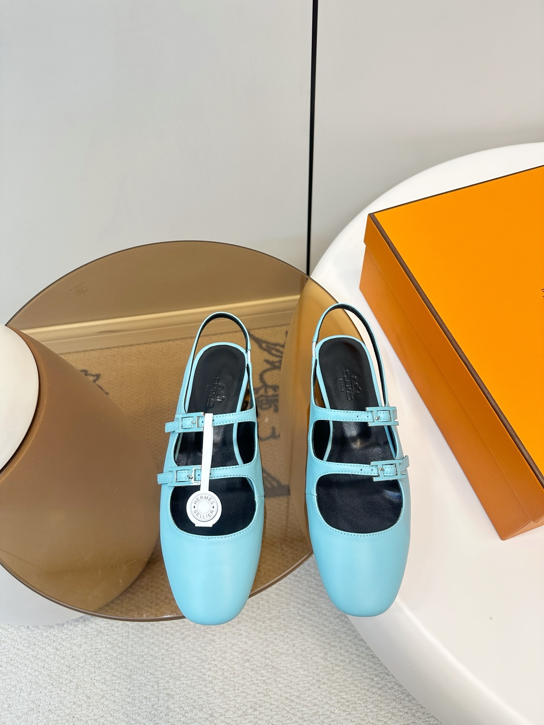 NO:707730,Hermes｜Hermès double buckle Mary Jane sandals. These silver double buckle Mary Jane sandals have a French retro style, genuine leather upper + metallic luster, perfect texture!  The square toe design is fashionable, double buckle belt + empty back cap toe, flatters the foot shape and is breathable, super comfortable to wear in summer. The low-heeled design is suitable for commuting and leisure. You can match skirts and trousers as you like, easily switch between elegant or casual style, practical and versatile!  Upper Hermès calfskin, lining sheepskin!  Italian leather sole!  SIZE35-40 (40.41.42 custom-made!,sandals,hermes,hermes,sandals,mary jane,skirts,cowhide,sheepskin19860909Hermes｜爱马仕双扣带玛丽珍凉鞋 这款银色双扣带玛丽珍凉鞋,法式复古风,真皮鞋面+金属光泽,质感满分！方头设计时髦,双扣带+后空包头,修饰脚型又透气,夏天穿超舒服.低跟设计,通勤休闲都OK,裙装裤装随心搭配,轻松切换优雅or休闲风,实用又百搭！ 鞋面 爱马仕小牛皮 内里羊皮！ 意大利真皮底！ SIZE35-40（40.41.42订做！,凉鞋,hermes,hermes,sandals,mary jane,skirts,cowhide,sheepskin,Women's Shoes