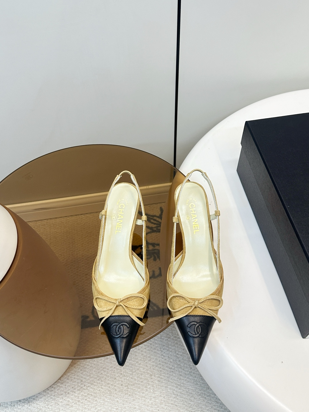 NO:748066,Chanel Second-hand color-blocked pointed-toe high-heeled shoes Chanel's second-hand series of color-blocked pointed-toe high-heeled shoes, deerskin + sheepskin splicing, pointed toe + bow design, full of French elegance, stiletto heels about 8cm, elongating the leg line, can be easily controlled in daily commuting or formal occasions. Versatile and high-end, can be held in skirts and trousers, it is a must-have classic item in spring and summer!  Sheepskin upper is soft and delicate, sheepskin lining, Italian genuine leather outsole, perfect texture, size 35-39, high heels and sandals, chanel, chanel, sandals, high heels, skirts, sheepskin, Leather soles19860909Chanel 中古拼色尖头高跟鞋 香奈儿中古系列拼色尖头高跟鞋,鹿皮+羊皮拼接,尖头+蝴蝶结设计,法式优雅气质拉满,细高跟约8cm,拉长腿部线条,日常通勤或正式场合都能轻松驾驭.百搭又高级,裙装裤装都能hold住,是春夏必入的经典单品！ 羊皮鞋面柔软细腻, 内里羊皮, 意大利真皮大底,质感满分 码数35-39,高跟鞋凉鞋,chanel,chanel,sandals,high heels,skirts,sheepskin,Leather soles,Women's Shoes