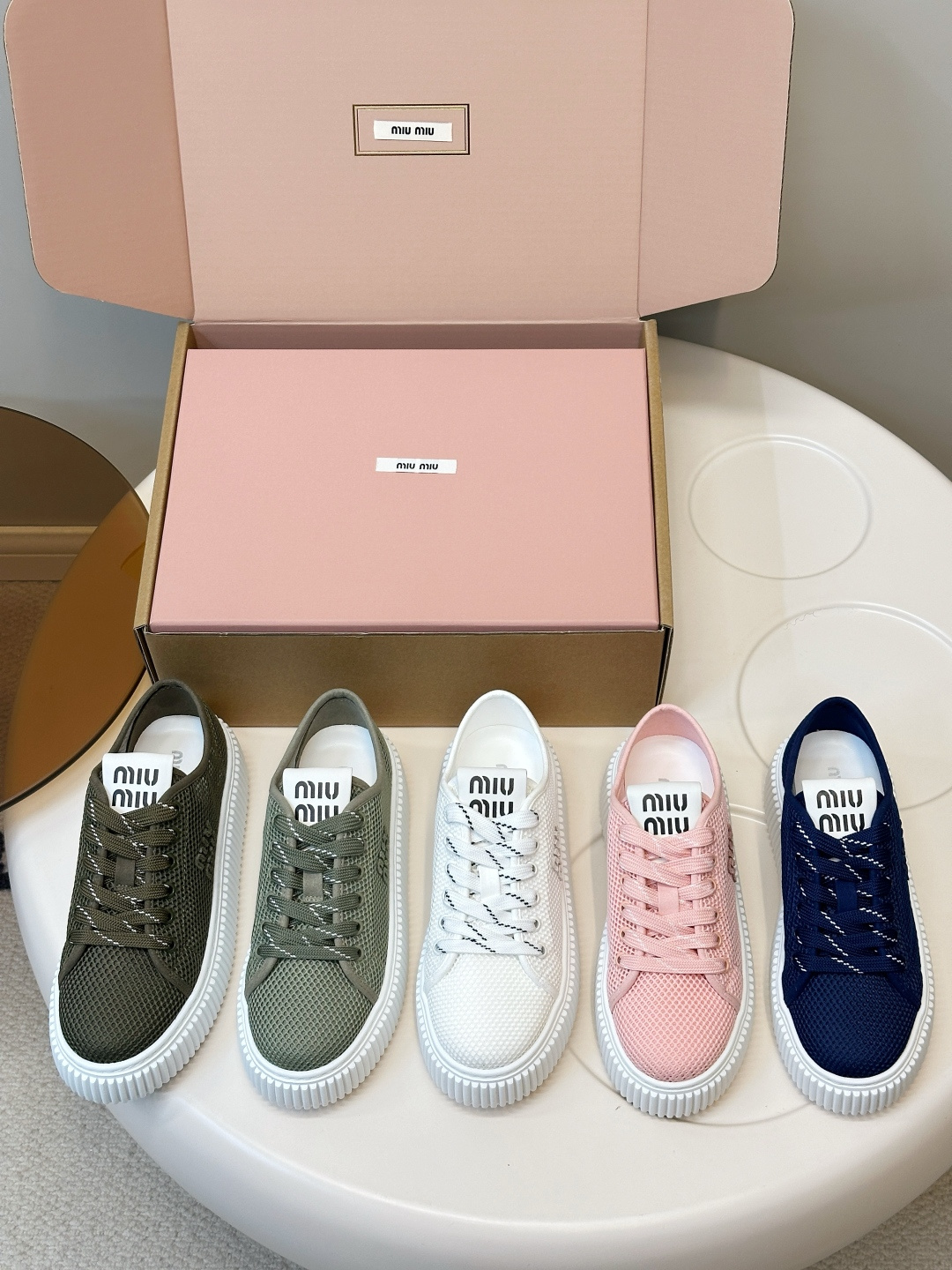 MIUMIU ｜ MIUMIU 2025 nuevos zapatos de malla de suela gruesa bordados en cinco colores ✔️✔️✔️