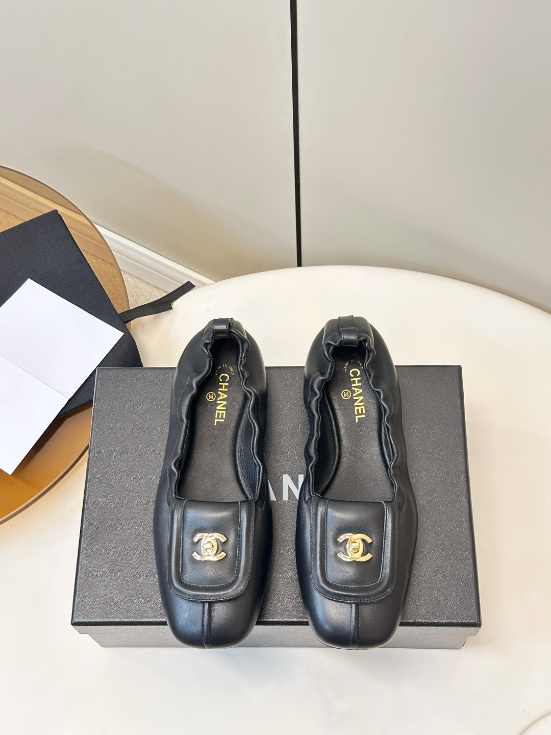 NO:870313,Chanel｜Chanel 26ss wallet genuine leather loafers, ballet flats, Chanel black genuine leather loafers, soft leather + gold double C Logo, full of brand feel. The pleated design at the shoe opening is easy and comfortable to put on and take off. The flat bottom is perfect for commuting or walking for a long time. The black color is versatile and can be easily worn in skirts and trousers, and it directly adds French elegance!  It can be easily held for daily commuting and leisure occasions, practical and fashionable~ High-quality sheepskin upper, sheepskin lining, and dyed genuine leather sole!  Size 35-40 (40.41 customized), ballet shoes, chanel, chanel, loafers, flats, wallets, skirts, sheepskin19860909Chanel｜香奈儿26ss钱包真皮乐福鞋 芭蕾舞平底鞋 香奈儿黑色真皮乐福鞋,柔软皮革+金色双C Logo,品牌感满满.鞋口褶皱设计,穿脱方便又舒适,平底超适合通勤or长时间走路.黑色百搭,裙装裤装都能轻松驾驭,法式优雅气质直接拉满！日常通勤、休闲场合都能轻松hold住,实用又时髦～ 鞋面优质面羊皮 内里羊皮 透染真皮底！ 码数35-40（40.41订做）,芭蕾舞鞋,chanel,chanel,loafers,flats,wallets,skirts,sheepskin,Women's Shoes