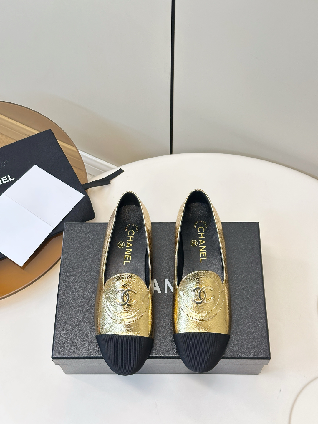 NO:870304,Chanel｜Chanel 26 New Product Double C Color Block Loafers Chanel's color block loafers are made of high-quality sheep leather, with a black spliced ​​toe cap and a gold Double C logo. They are simple and recognizable. The flat-bottom design is comfortable for daily commuting and leisure. The fresh and bright color scheme is very versatile with skirts or jeans in spring and summer!  The inner lining of the shoe is soft, so you won’t feel tired even if you wear it for a long time. It is practical and fashionable. It is a must-have classic item in your wardrobe. High-quality sheepskin upper, sheepskin lining, Italian genuine leather sole. Size 35-40 (40.41 customized), loafers, chanel, chanel, loafers, skirts, jeans, sheepskin19860909Chanel｜香奈儿26新品双C 拼色 乐福鞋 香奈儿这款拼色乐福鞋,采用优质羊皮革,黑色拼接鞋头+金色双C标志,简约又有辨识度.平底设计,日常通勤、休闲都很舒适,清新明亮配色,春夏搭裙装或牛仔裤都超百搭！鞋内衬柔软,长时间穿也不累,实用又时髦,是衣橱必备经典单品 鞋面优质羊皮 内里羊皮 意大利真皮底 码数35-40（40.41订做）,乐福鞋,chanel,chanel,loafers,skirts,jeans,sheepskin,Women's Shoes