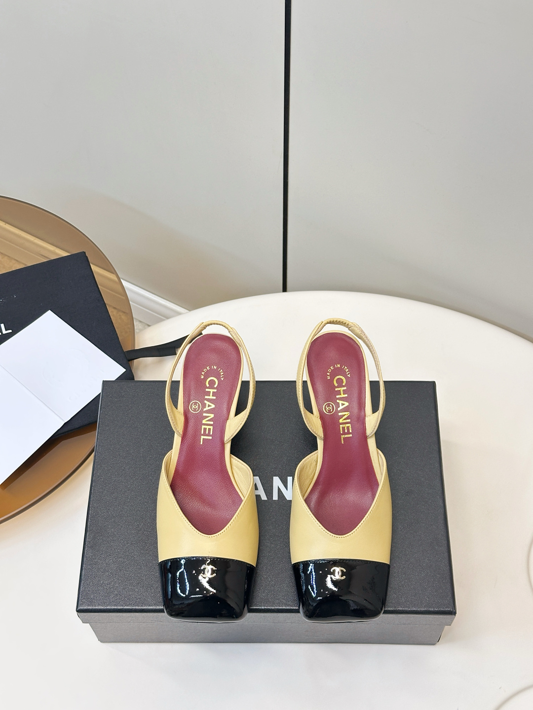NO:870293,Chanel｜Chanel black color-blocked back sandals 1cm 5.5cm 10cm Chanel's black color-blocked back sandals are made of high-quality leather, with toe splicing and golden double C logo, which are highly recognizable. The thick heel design is comfortable and makes the legs longer, and the thin back strap is more breathable. It is perfect for spring and summer!  Whether paired with a skirt or trousers, it can easily enhance the sense of sophistication and is the finishing touch for fashionable occasions. Upper sheepskin spliced ​​with patent leather, lining sheepskin, Italian genuine leather bottom, size 35-40 (customized at 40.41.42), sandals, chanel, chanel, sandals, skirts, sheepskin19860909Chanel｜香奈儿黑色拼色 后空凉鞋 1cm 5.5cm 10cm  Chanel这款黑色拼色后空凉鞋,采用优质皮革,鞋头拼接+金色双C标志,辨识度超高.粗跟设计,舒适又显腿长,后空细带更透气,春夏穿超合适！无论搭配裙装还是裤装,都能轻松提升造型精致感,是时尚场合的点睛之选. 鞋面羊皮拼接漆皮 内里羊皮 意大利真皮底 码数35-40（40.41.42订做）,凉鞋,chanel,chanel,sandals,skirts,sheepskin,Women's Shoes