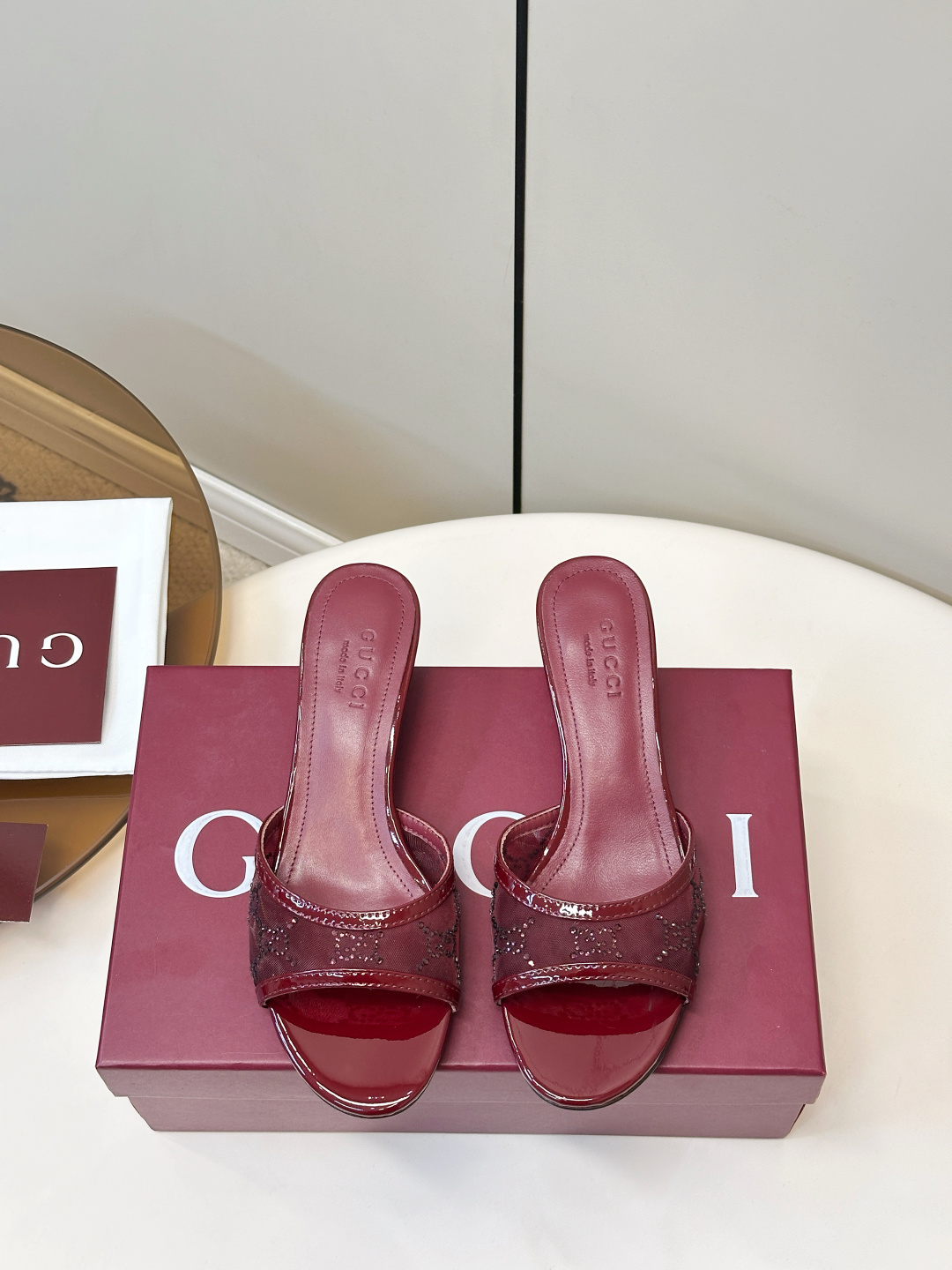 NO:870262,Gucci 26ss mesh high-heeled mules fashion slippers!  Cat heels, high heels Gucci's mesh high-heeled mules, patent leather + mesh embroidery, the classic double G pattern is super recognizable!  The slender heel design elongates the leg line, is elegant and fashionable, and the open-toe style is super refreshing to wear in summer. Whether paired with a skirt or trousers, it can easily enhance the sophistication of the look. It is outstanding in daily or formal occasions~ Patent leather upper + mesh with hot rhinestones!  Padded sheepskin code number 35-40 (customized at 40.41.42) Italian genuine leather sole!  ,high heels slippers,gucci,high heels,slippers,skirts,sheepskin19860909Gucci 26ss网纱高跟穆勒时尚拖鞋！猫跟,高跟 Gucci这款网纱高跟穆勒鞋,漆皮+网纱刺绣,经典双G图案超有辨识度！细跟设计拉长腿部线条,优雅又时髦,露趾款式夏天穿超清爽.无论搭配裙装还是裤装,都能轻松提升造型精致感,日常或正式场合都很出彩～ 鞋面漆皮+网纱烫钻！ 垫脚羊皮 码数35-40（40.41.42订做） 意大利真皮底！,高跟鞋拖鞋,gucci,high heels,slippers,skirts,sheepskin,Women's Shoes