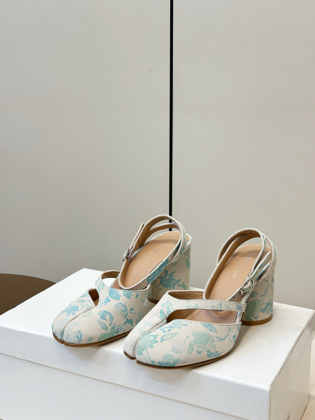 Maison Margiela Maison Margiela Tabi 系列分趾鞋全新配色上架