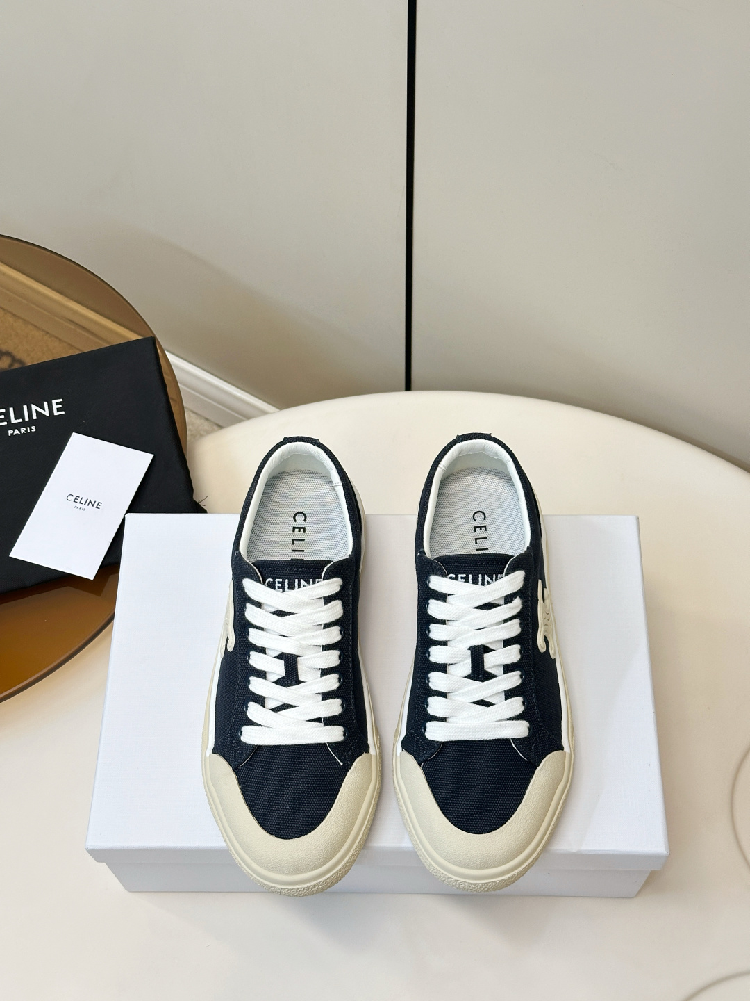 NO:870303,Celine｜Celine 26ss latest Arc de Triomphe canvas shoes Casual holiday flats Moral shoes Flat sole, thick sole A pair of shoes with a street feel, classic and versatile, this shoe has its own unique design, the canvas upper is suitable for spring and summer seasons, a must-have for outings. Logo embellishment on the tongue/side/heel. Canvas fabric on the upper + Epoxy Arc de Triomphe logo. Sheepskin lining/mesh padding inside!  Flat bottom 1cm, 3cm Size 35-40 (customized at 40.41), casual shoes/sports shoes, celine, celine, flats, sneakers, sheepskin19860909Celine｜赛琳26ss最新凯旋门帆布鞋 休闲度假平底鞋 德训鞋 平底, 厚底 充满街头感的一双鞋子,经典百搭时尚,这款鞋有它自己独特的设计,帆布鞋面适应春夏季节 踏青必备款 鞋舌/侧面/后跟都有Logo点缀 鞋面帆布面料+滴胶凯旋门logo 内里羊皮里/网布垫脚！ 平底1cm 、3cm Size35—40（40.41订做）,休闲鞋/运动鞋,celine,celine,flats,sneakers,sheepskin,Women's Shoes