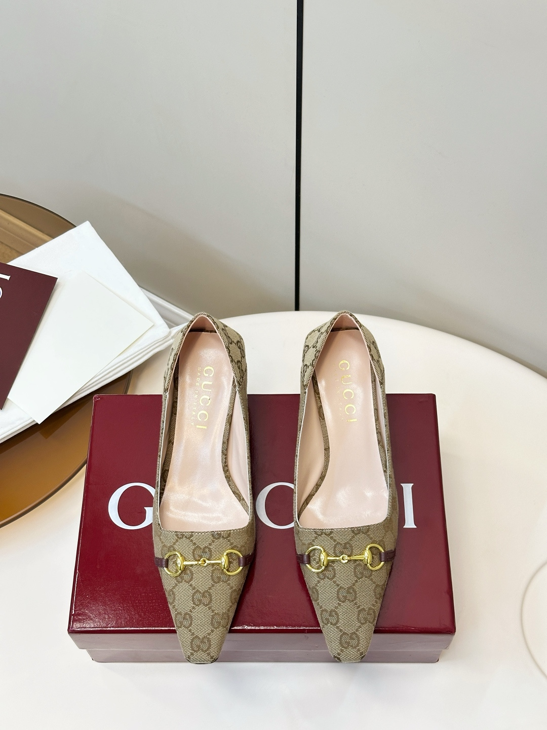 NO:870224,Gucci 26 new early spring horsebit square-toe high-heeled shoes Gucci horsebit square-toe high-heeled shoes, calfskin + metal horsebit, retro and modern!  The square toe design is very personal, with a slender heel of about 6cm, which elongates the legs and is very comfortable. The interior is soft and can be easily used in commuting, the workplace, and formal occasions. It is elegant and capable. It is a classic representative of Gucci and a must-have for fashionistas!  Double G upper, old floral fabric, sheepskin lining, Italian leather sole!  Size 35-40 (40.41 custom-made, high-heeled shoes, gucci, high heels, cowhide, sheepskin19860909Gucci 26早春新品马衔扣方头高跟鞋 Gucci马衔扣方头高跟鞋,小牛皮+金属马衔扣,复古又现代！方头设计超有个性,细跟约6cm,拉长腿型还很舒适.内里柔软,通勤、职场、正式场合都能轻松驾驭,优雅又干练,是Gucci经典代表,时髦精必入！ 鞋面双G 老花布 内里绵羊皮 意大利真皮底！ 码数35-40（40.41订做,高跟鞋单鞋,gucci,high heels,cowhide,sheepskin,Women's Shoes