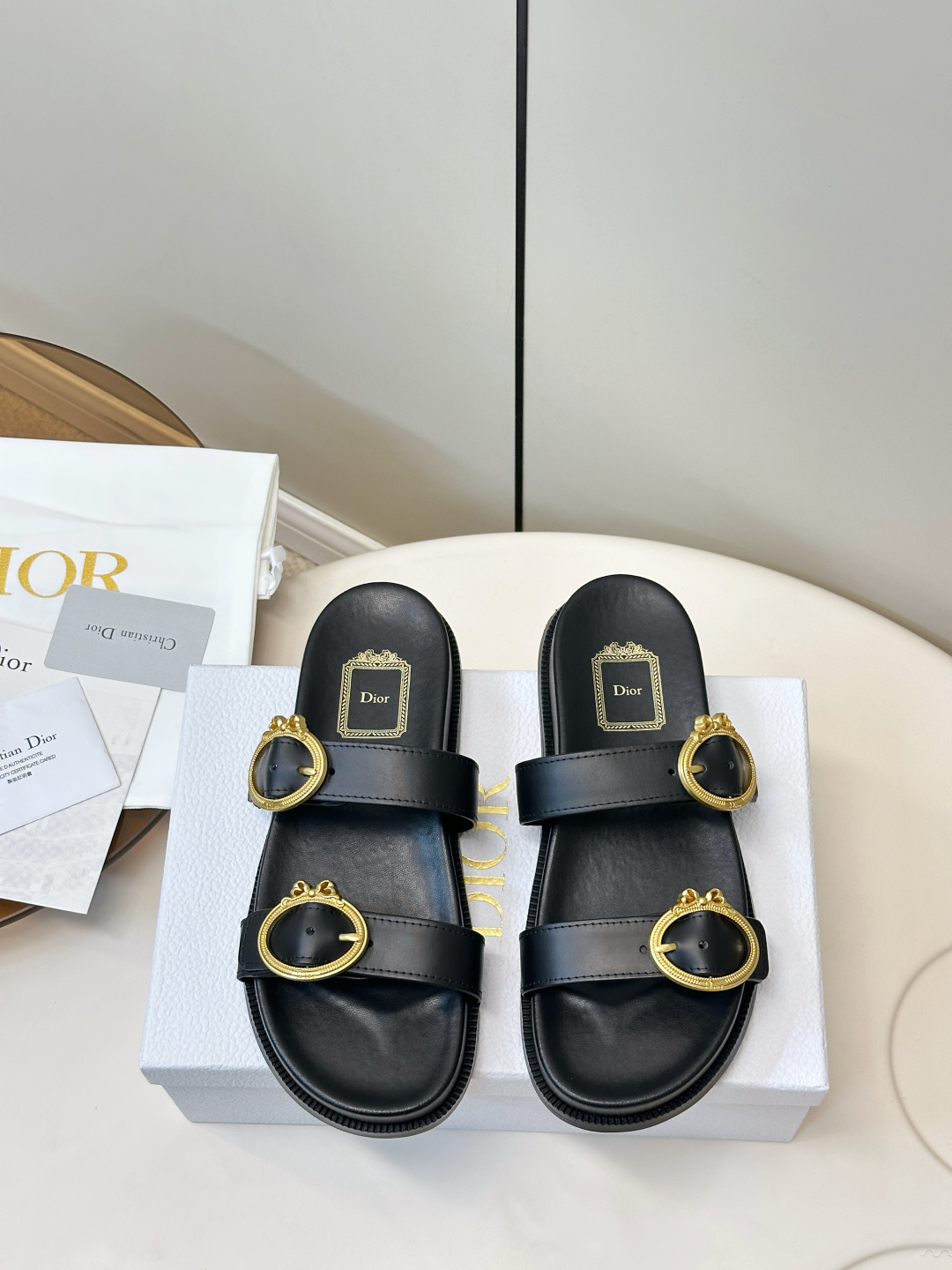 NO:870272,Dior riviera sandals, seaside resort beach slippers, Dior riviera series sandals, Dior new logo metal round buckle, simple, elegant and super texture. Flat bottom design, super comfortable for daily wear, metal buckle full of details, highly recognizable!  It looks great whether paired with a skirt or casual pants, and you can easily switch between different styles. The insole has the Dior logo, which gives it a full brand feel and is a must-have for summer outings!  Beach vacation slippers, upper calfskin/cow suede, lining sheepskin, original molded rubber sole, size 35-42 (customized at 41.42), slippers, dior, slippers, skirts, cowhide, sheepskin19860909Dior riviera凉拖 海滨度假沙滩拖鞋 Dior riviera系列凉拖,Dior新logo金属圆扣,简约优雅超有质感.平底设计,日常穿超舒适,金属扣细节满满,辨识度高！无论搭配裙装还是休闲裤都很出彩,轻松切换多种风格～鞋垫有Dior标志,品牌感拉满,夏天出街必备！海滨度假拖鞋 鞋面小牛皮/牛反绒 内里羊皮 原版开模橡胶底 码数35-42（41.42订做）,拖鞋,dior,slippers,skirts,cowhide,sheepskin,Women's Shoes