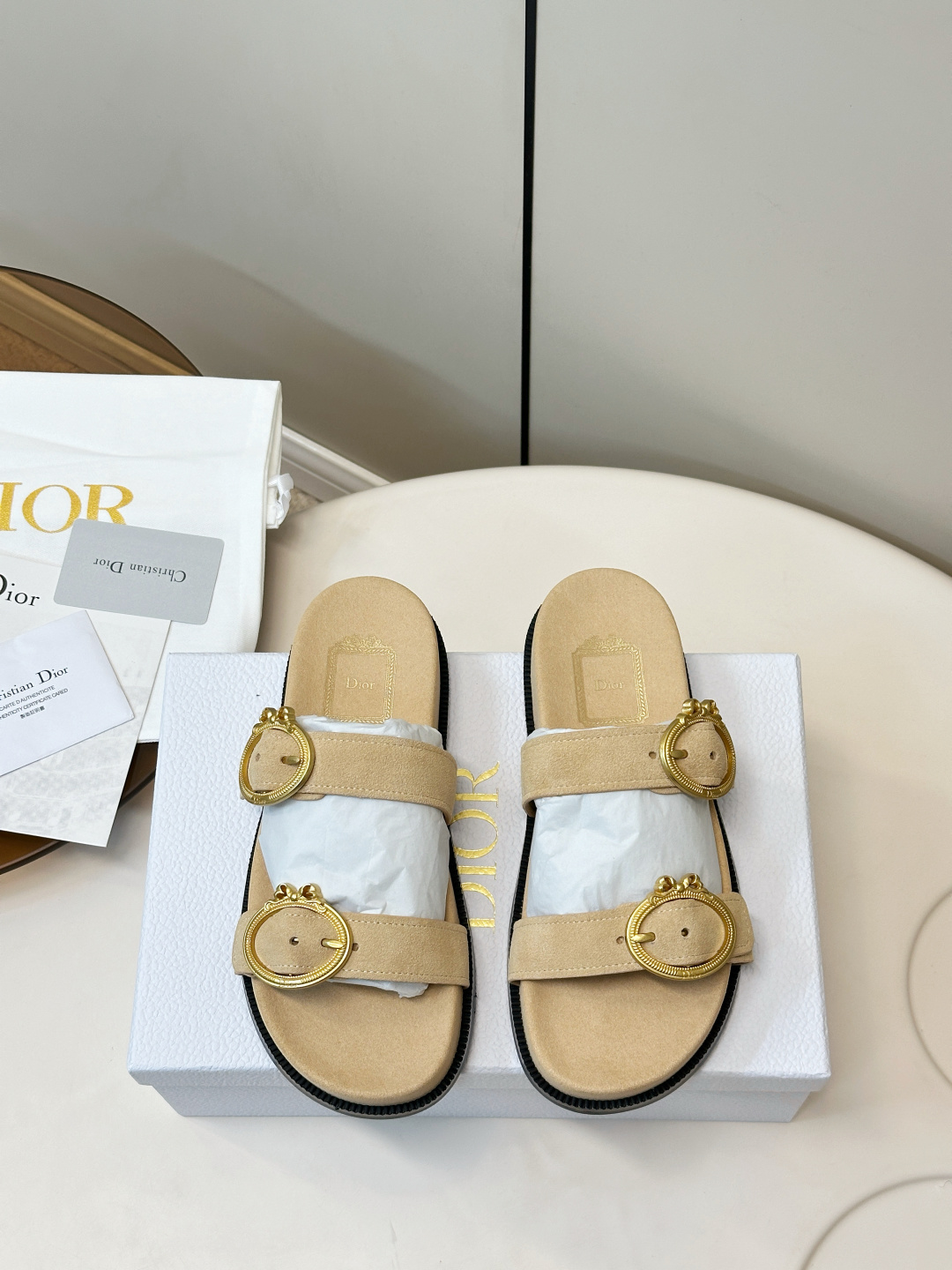 NO:870281,Dior riviera sandals, seaside resort beach slippers, Dior riviera series sandals, Dior new logo metal round buckle, simple, elegant and super texture. Flat bottom design, super comfortable for daily wear, metal buckle full of details, highly recognizable!  It looks great whether paired with a skirt or casual pants, and you can easily switch between different styles. The insole has the Dior logo, which gives it a full brand feel and is a must-have for summer outings!  Beach vacation slippers, upper calfskin/cow suede, lining sheepskin, original molded rubber sole, size 35-42 (customized at 41.42), slippers, dior, slippers, skirts, cowhide, sheepskin19860909Dior riviera凉拖 海滨度假沙滩拖鞋 Dior riviera系列凉拖,Dior新logo金属圆扣,简约优雅超有质感.平底设计,日常穿超舒适,金属扣细节满满,辨识度高！无论搭配裙装还是休闲裤都很出彩,轻松切换多种风格～鞋垫有Dior标志,品牌感拉满,夏天出街必备！海滨度假拖鞋 鞋面小牛皮/牛反绒 内里羊皮 原版开模橡胶底 码数35-42（41.42订做）,拖鞋,dior,slippers,skirts,cowhide,sheepskin,Women's Shoes
