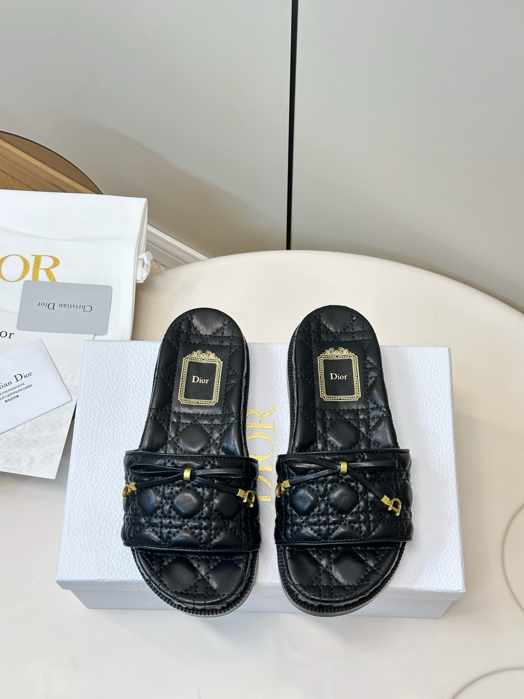 NO:870292,Dior cannage pattern beach slippers Dior riviera series sandals, cannage pattern embroidery is simple, elegant and super texture. Flat design, super comfortable for daily wear, metal buckle full of details, highly recognizable!  It looks great whether paired with a skirt or casual pants, and you can easily switch between different styles. The insole has the Dior logo, which gives it a full brand feel and is a must-have for summer outings!  Beach vacation slippers, upper sheepskin pad show, inner sheepskin, original molded rubber sole, size 35-42 (customized at 41.42), slippers, dior, slippers, skirts, sheepskin19860909Dior 藤格纹垫秀沙滩拖鞋 Dior riviera系列凉拖,藤格纹刺绣简约优雅超有质感.平底设计,日常穿超舒适,金属扣细节满满,辨识度高！无论搭配裙装还是休闲裤都很出彩,轻松切换多种风格～鞋垫有Dior标志,品牌感拉满,夏天出街必备！海滨度假拖鞋 鞋面羊皮垫秀 内里羊皮 原版开模橡胶底 码数35-42（41.42订做）,拖鞋,dior,slippers,skirts,sheepskin,Women's Shoes
