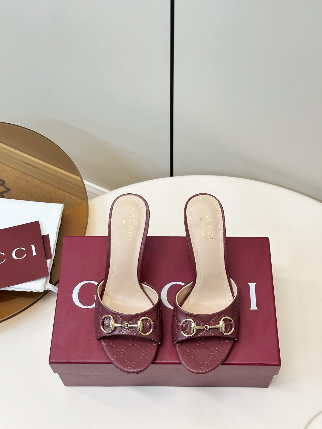 NO:870212,GUCCI | Gucci GG presbyopic cloth mules, kitten heels, high heels, Gucci GG embroidered mules, presbyopic denim + GG embroidery, highly recognizable!  The gold horsebit metal hardware on the upper is full of luxury. The stiletto heel is about 4cm/8cm to elongate the leg line, which is elegant and elegant. The open-toe design is super breathable in summer and can be easily used for commuting and parties. Upper｜G family old calico/cowhide embossed lining｜Sheepskin Heel height｜4cm/8cm Italian genuine leather sole!  Size 35-40 (customized at 40.41.42), high heels and slippers, gucci, gucci, gucci, high heels, slippers, cowhide, sheepskin19860909GUCCI｜古驰GG老花布穆勒鞋 猫跟 高跟 古驰GG刺绣穆勒高跟鞋,老花牛仔布+GG刺绣,辨识度超高！鞋面金色马衔扣金属件,奢华感满满.细高跟约4cm/8cm拉长腿部线条,优雅又显气质.露趾设计,夏天穿超透气,通勤、派对都能轻松驾驭 鞋面｜G家老花布/牛皮压印 内里｜羊皮 跟高｜4cm/8cm 意大利真皮底！ 码数35-40（40.41.42订做）,高跟鞋拖鞋,gucci,gucci,gucci,high heels,slippers,cowhide,sheepskin,Women's Shoes